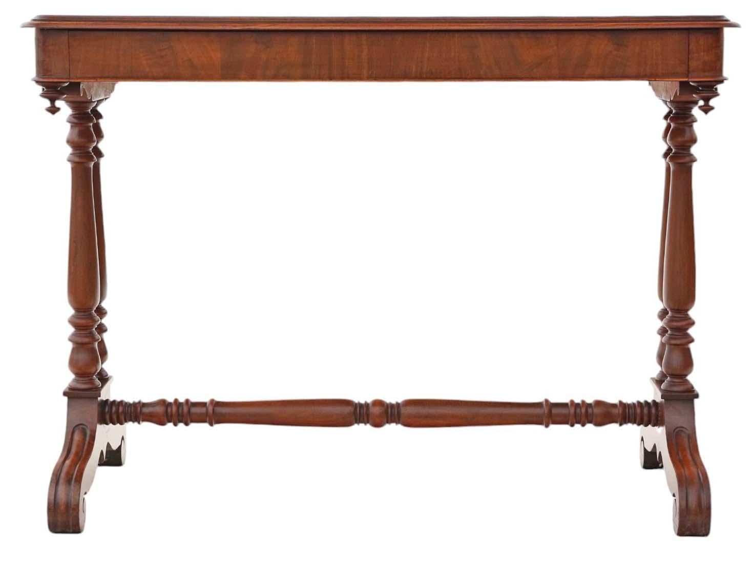 Ancienne table à écrire en acajou de qualité supérieure, 19e siècle - également idéale comme bureau ou table d'appoint. La table est dotée d'un joli piétement sculpté et tourné.

Cette pièce exceptionnelle se caractérise par une construction solide,