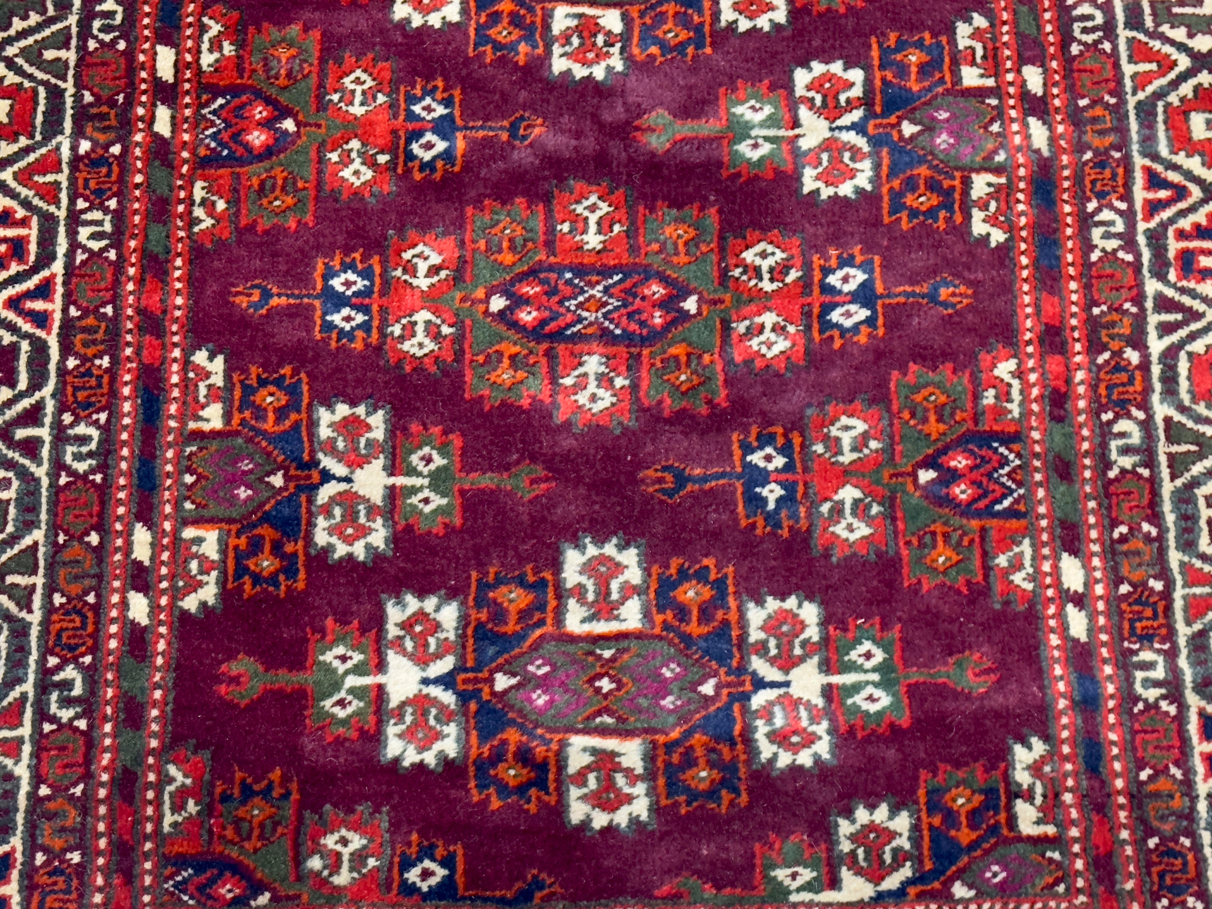 Antike Feine Turkmenische Stammes-Läufer 2'11 x 8'11 (Wolle) im Angebot