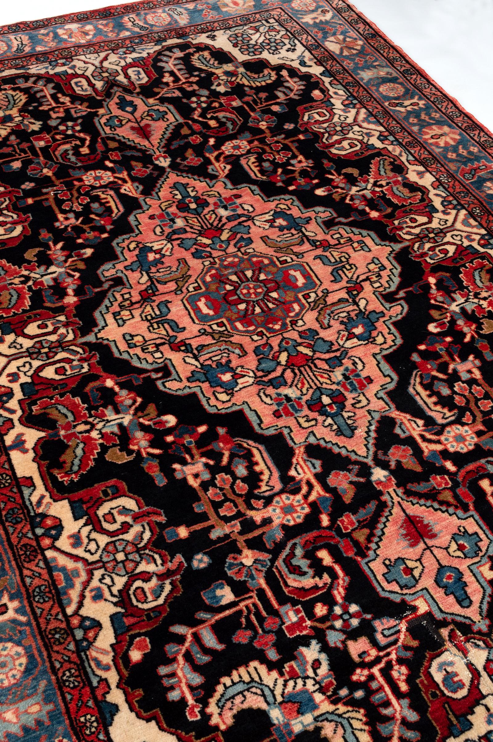 Antique Fine West Persian Carpet Rug In Good Condition For Sale In London, GB