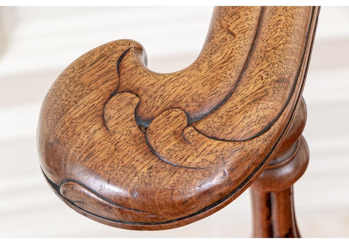 Ancienne chaise d'angle en noyer finement sculptée en vente 7