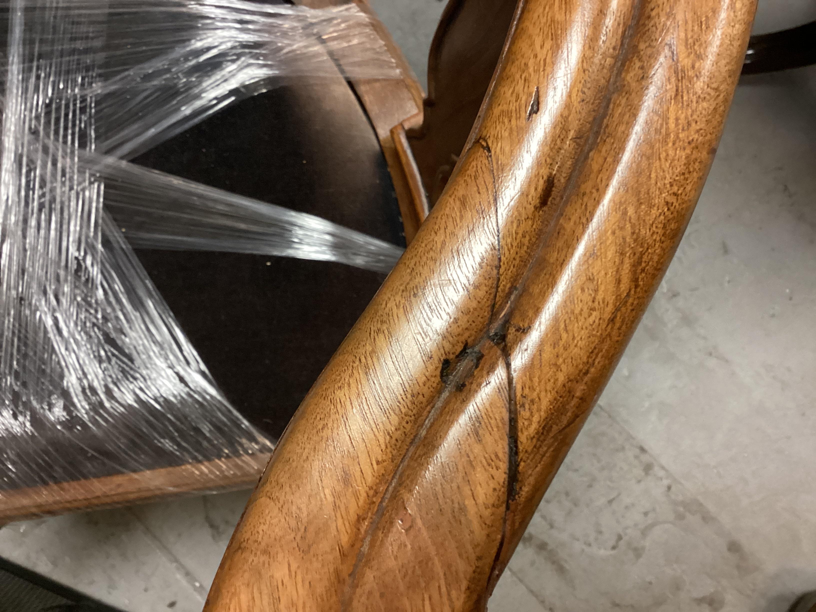 Ancienne chaise d'angle en noyer finement sculptée en vente 9