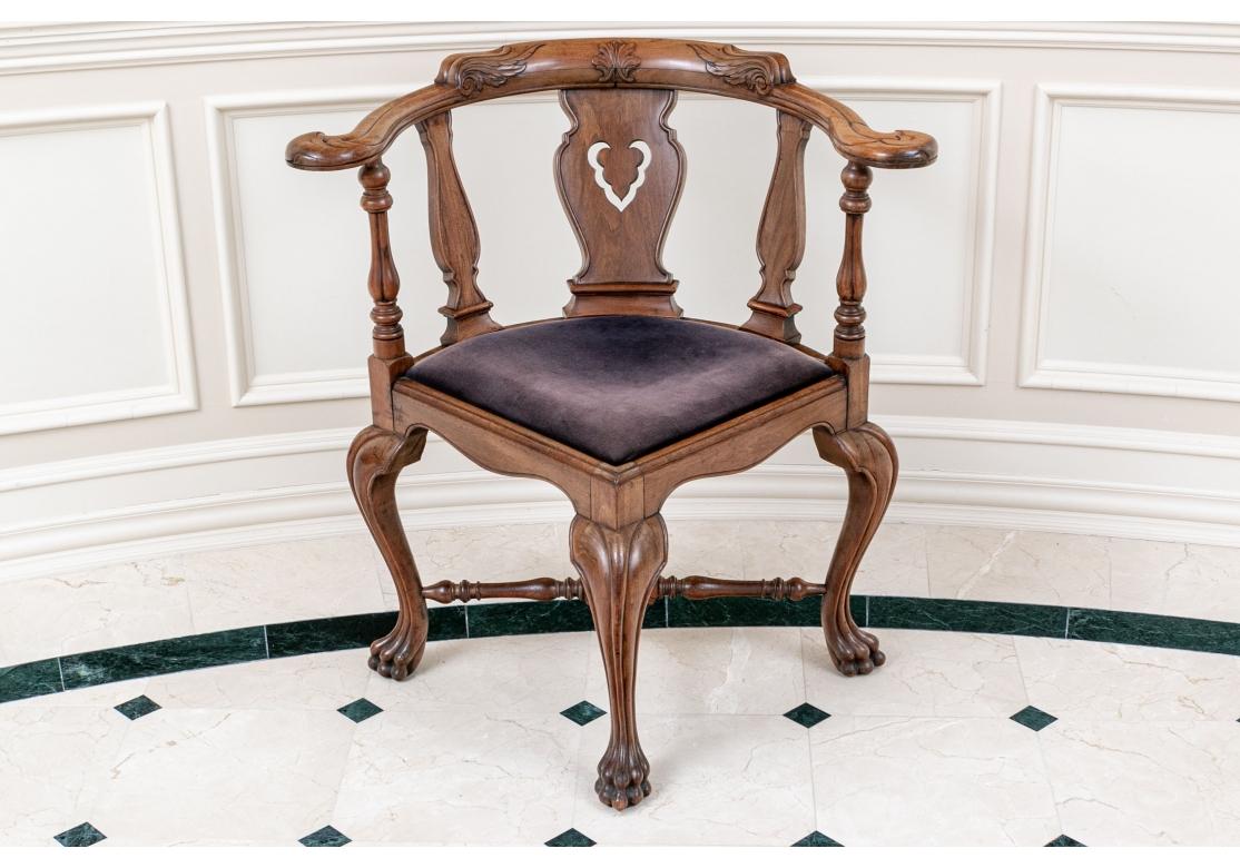 Noyer Ancienne chaise d'angle en noyer finement sculptée en vente