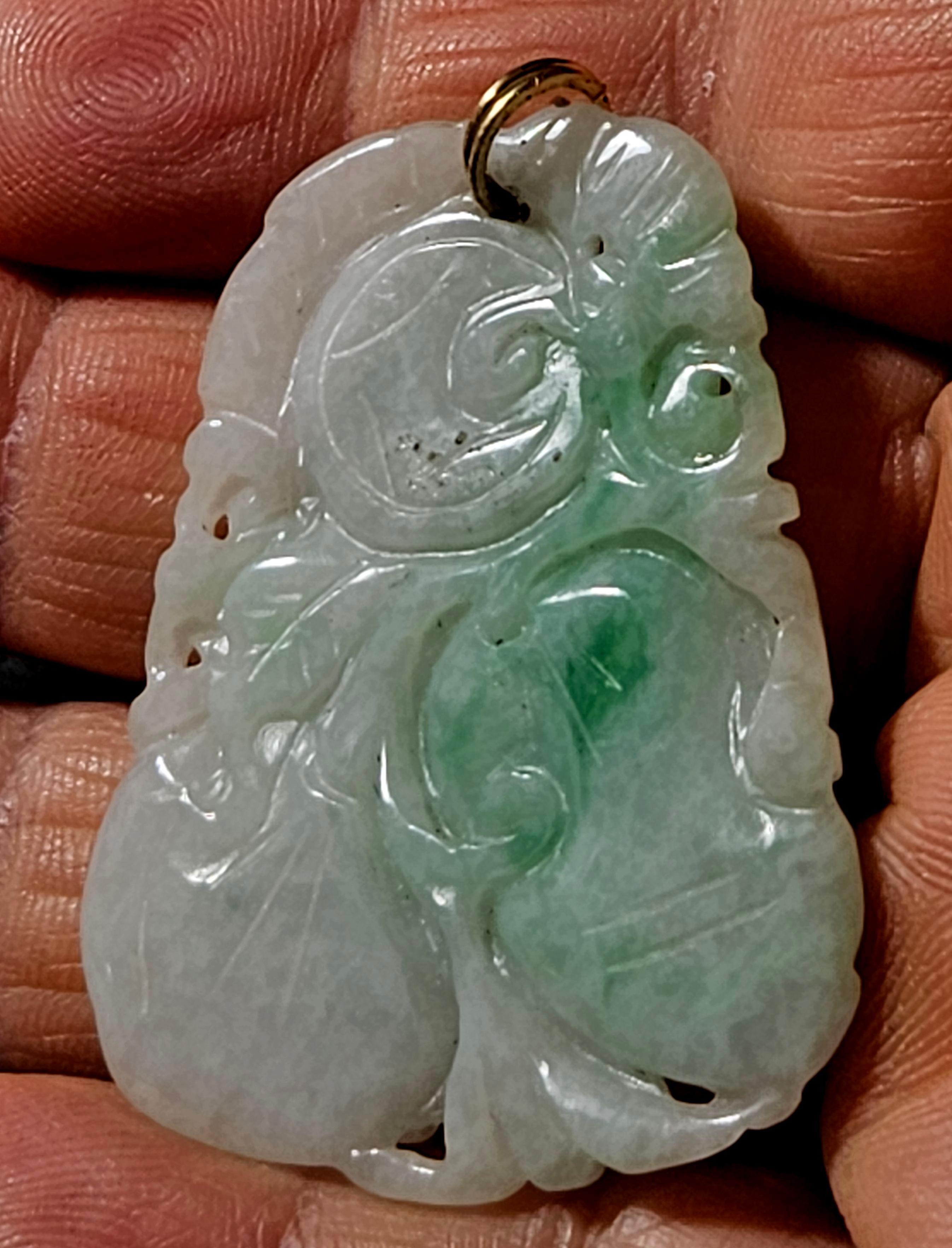 Pendentif en jadéite naturelle du Myanmar finement sculptée à la main Ric#JD008a en vente 2