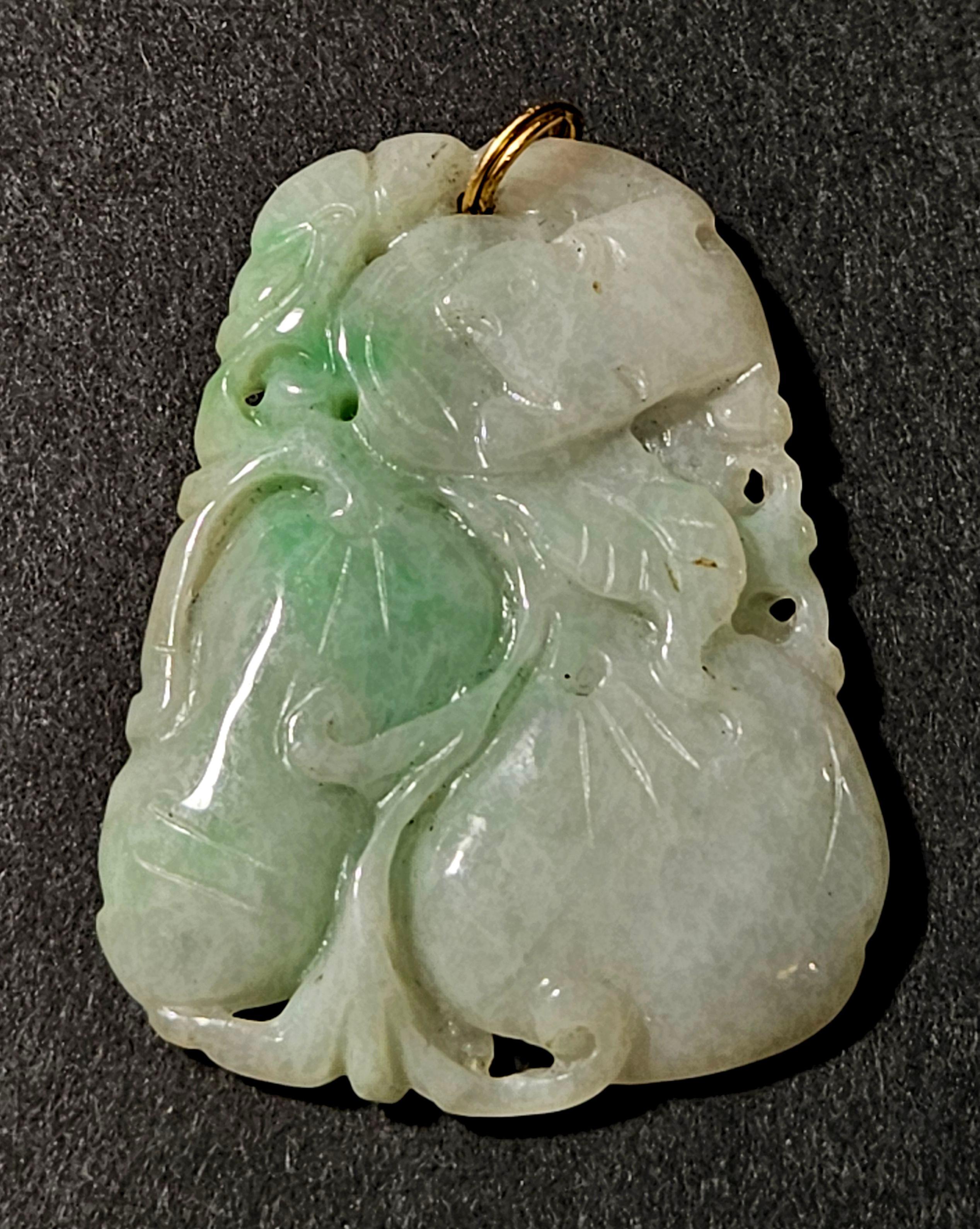 Pendentif ancien en jadéite naturelle du Myanmar, finement sculpté sur deux faces, représentant  Motifs floraux et de courges.
Les couleurs semblent être le blanc pâle et le vert. 