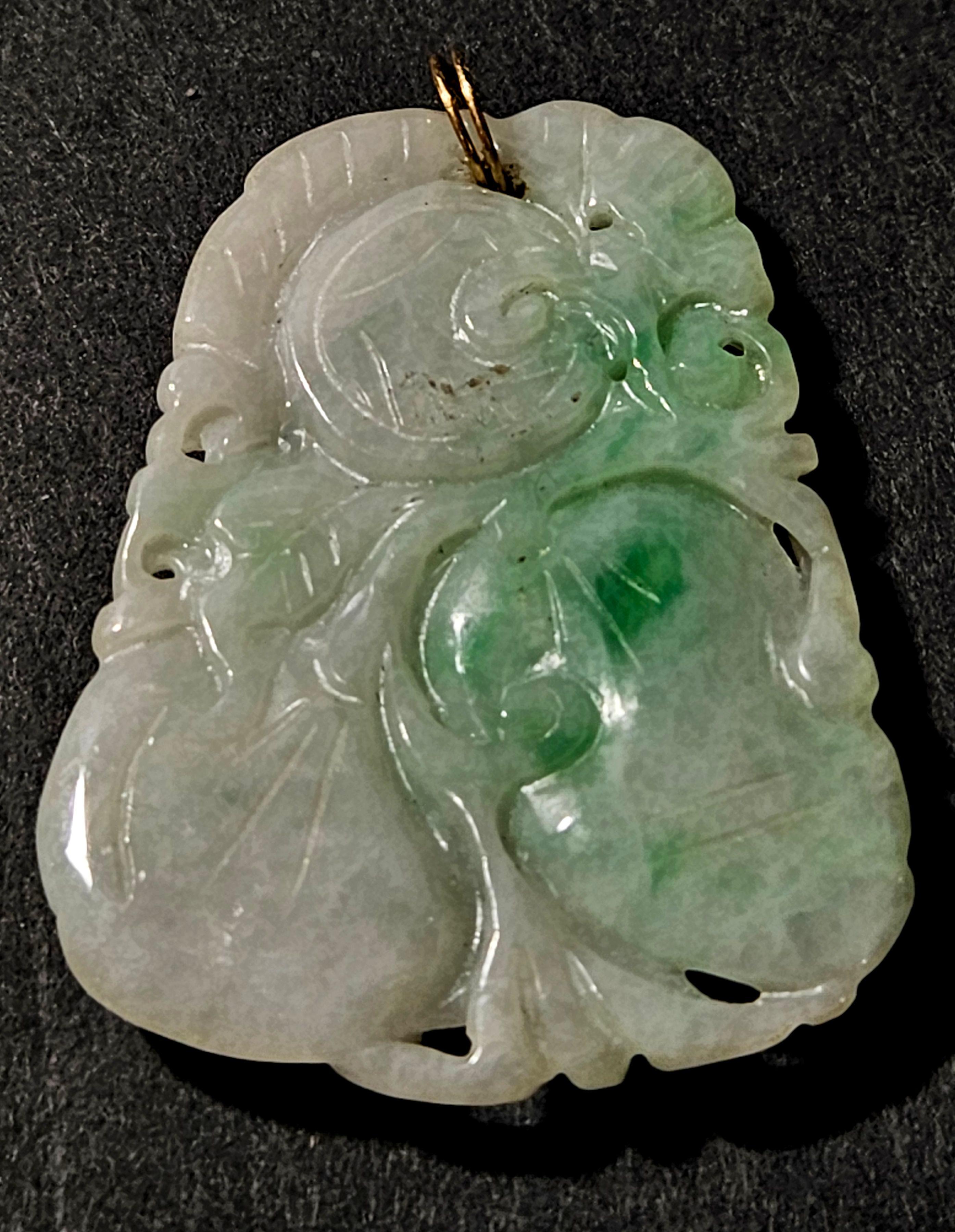 Sculpté à la main Pendentif en jadéite naturelle du Myanmar finement sculptée à la main Ric#JD008a en vente