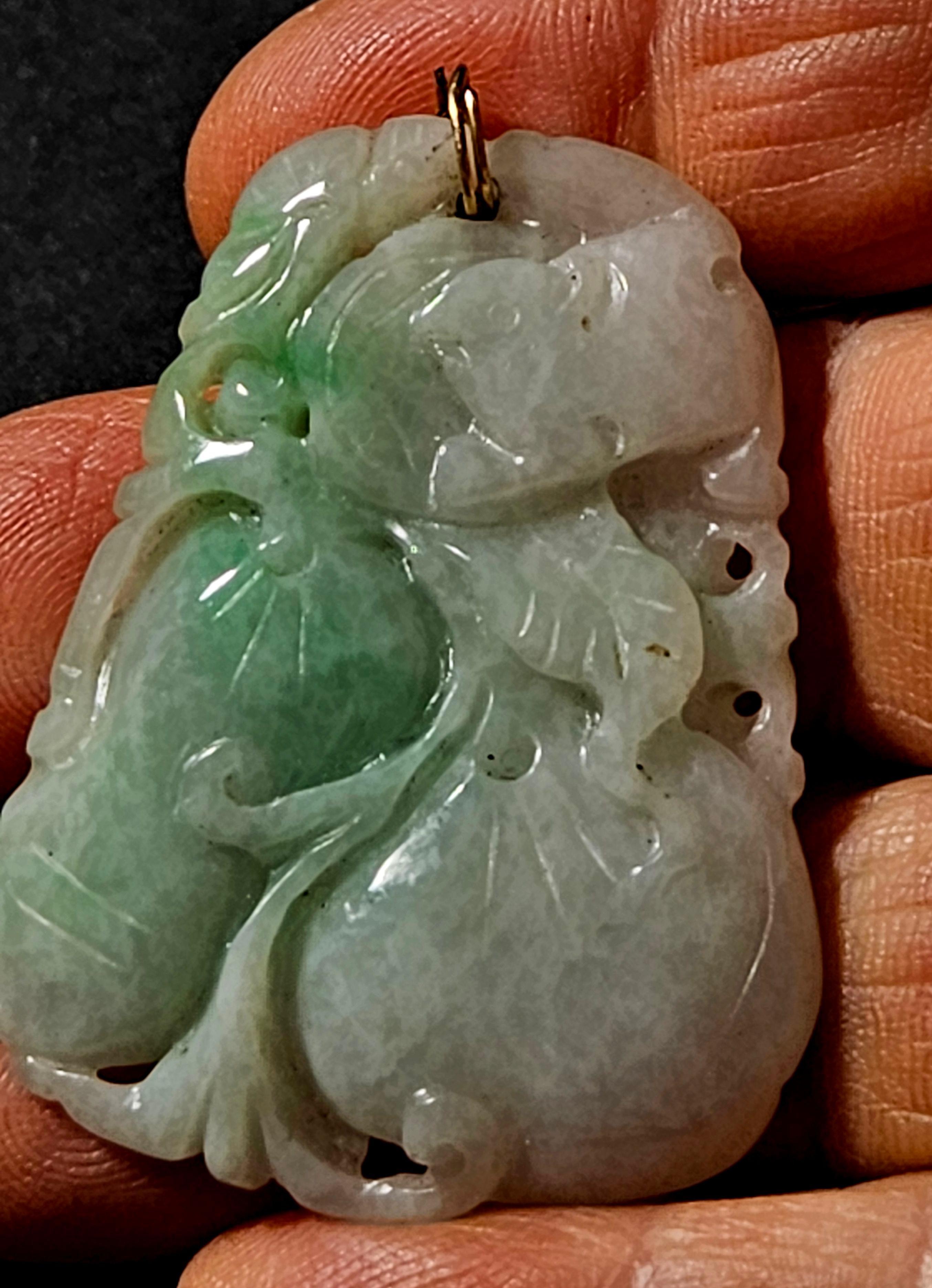 Pendentif en jadéite naturelle du Myanmar finement sculptée à la main Ric#JD008a en vente 1