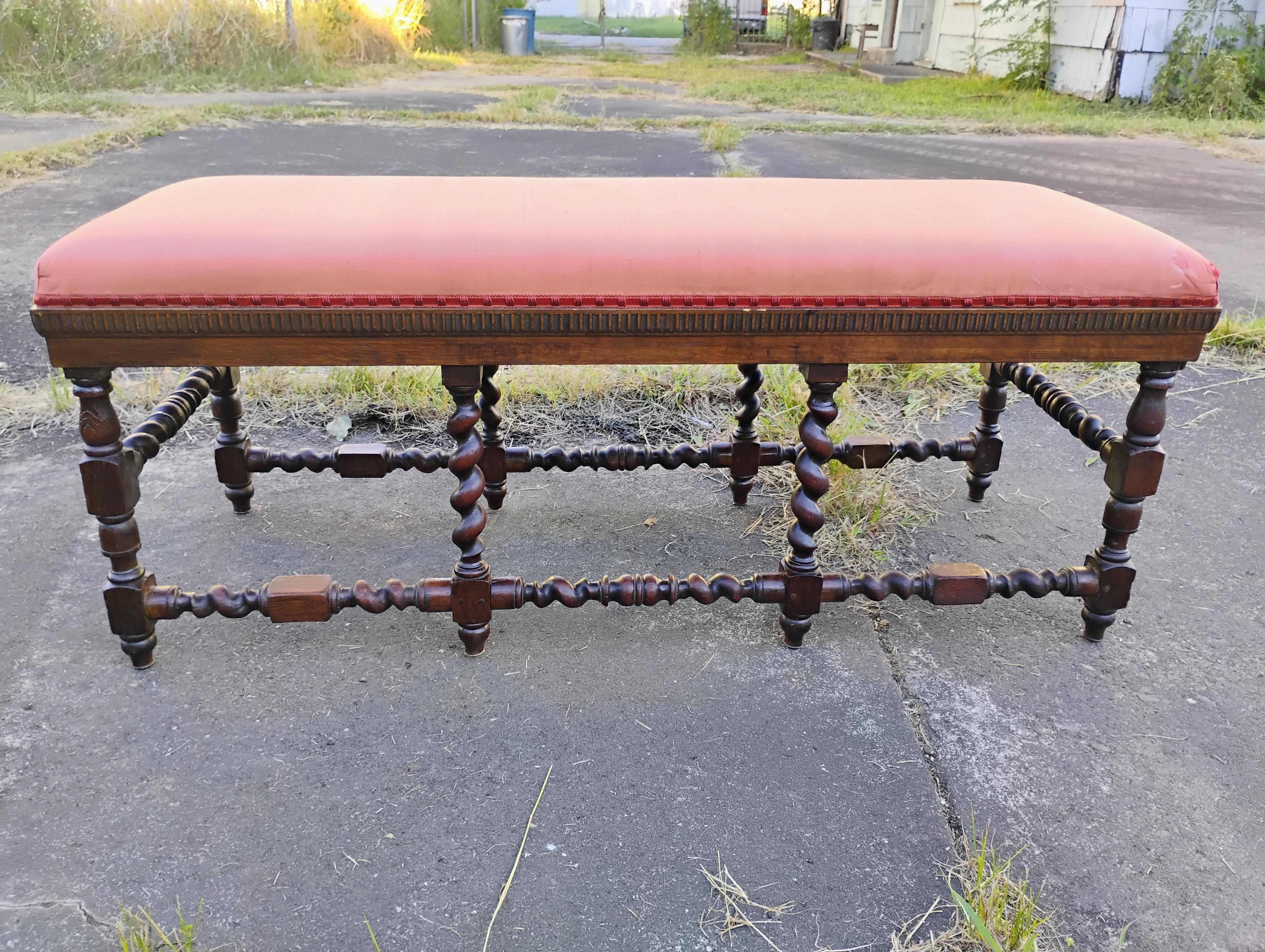 Français Antique Finely Crafted 18th Century Louis XIV French Barley Twist Oak Bench en vente