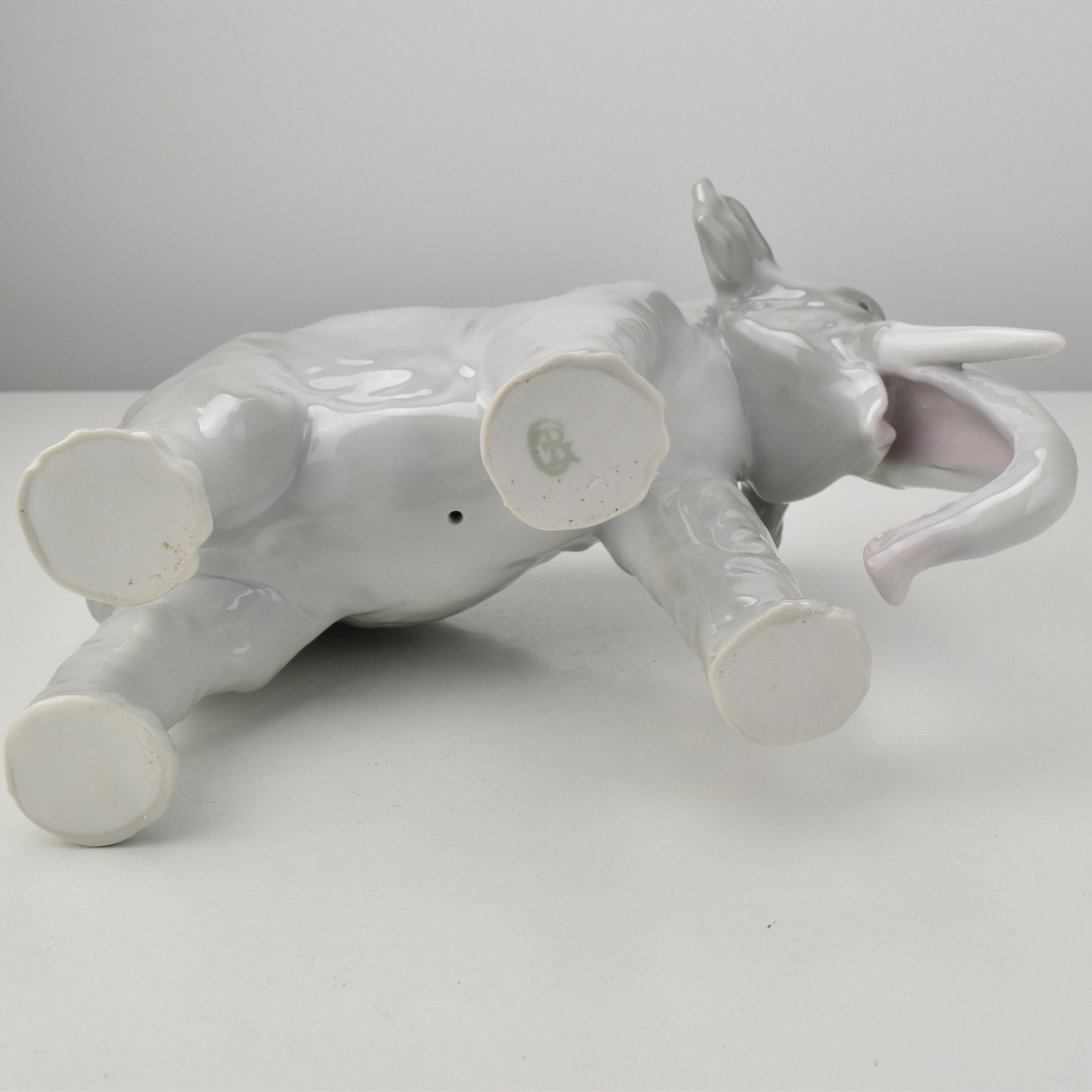 Figurine ancienne en porcelaine d'éléphant finement travaillée Art Nouveau en vente 2