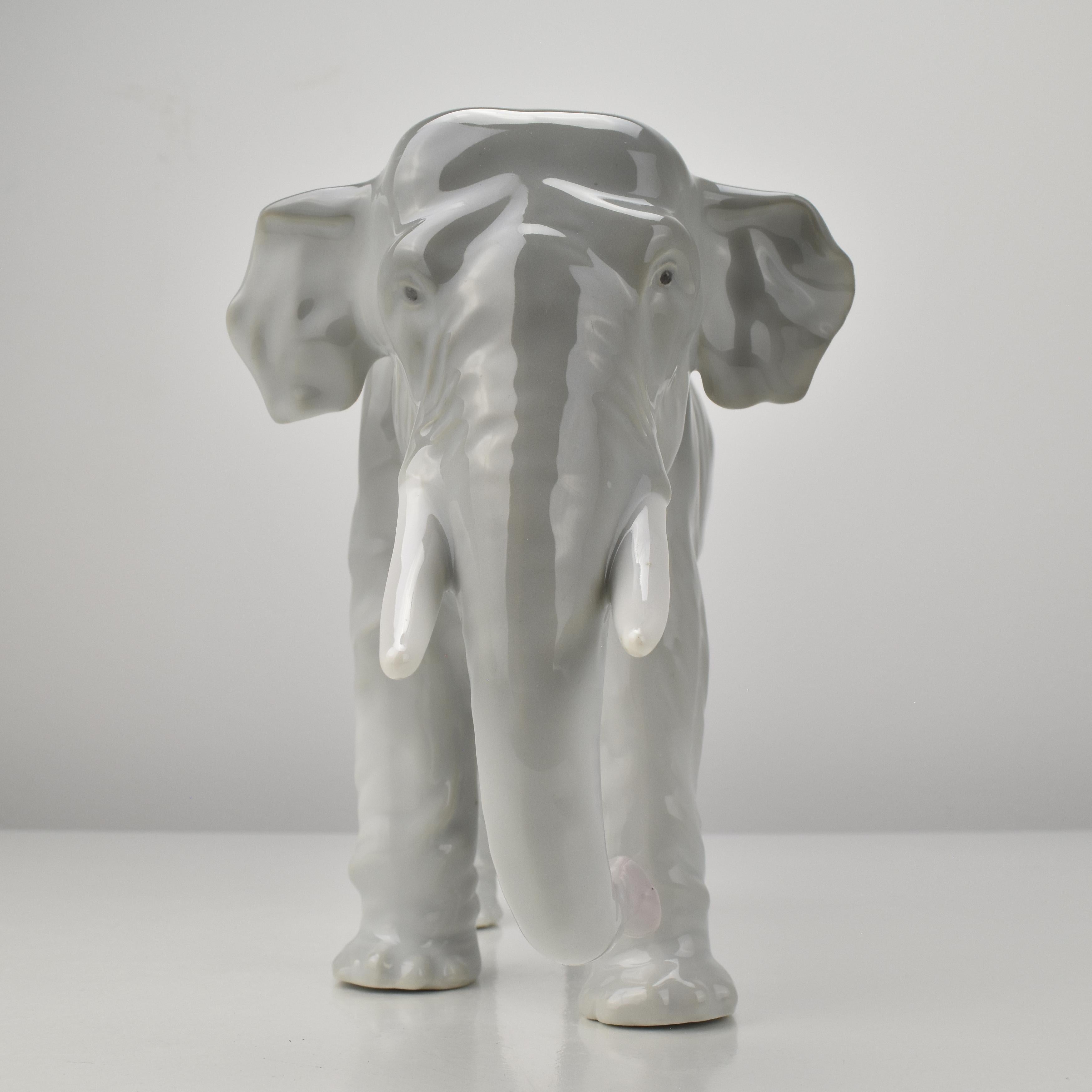 Figurine ancienne en porcelaine d'éléphant finement travaillée Art Nouveau en vente 3