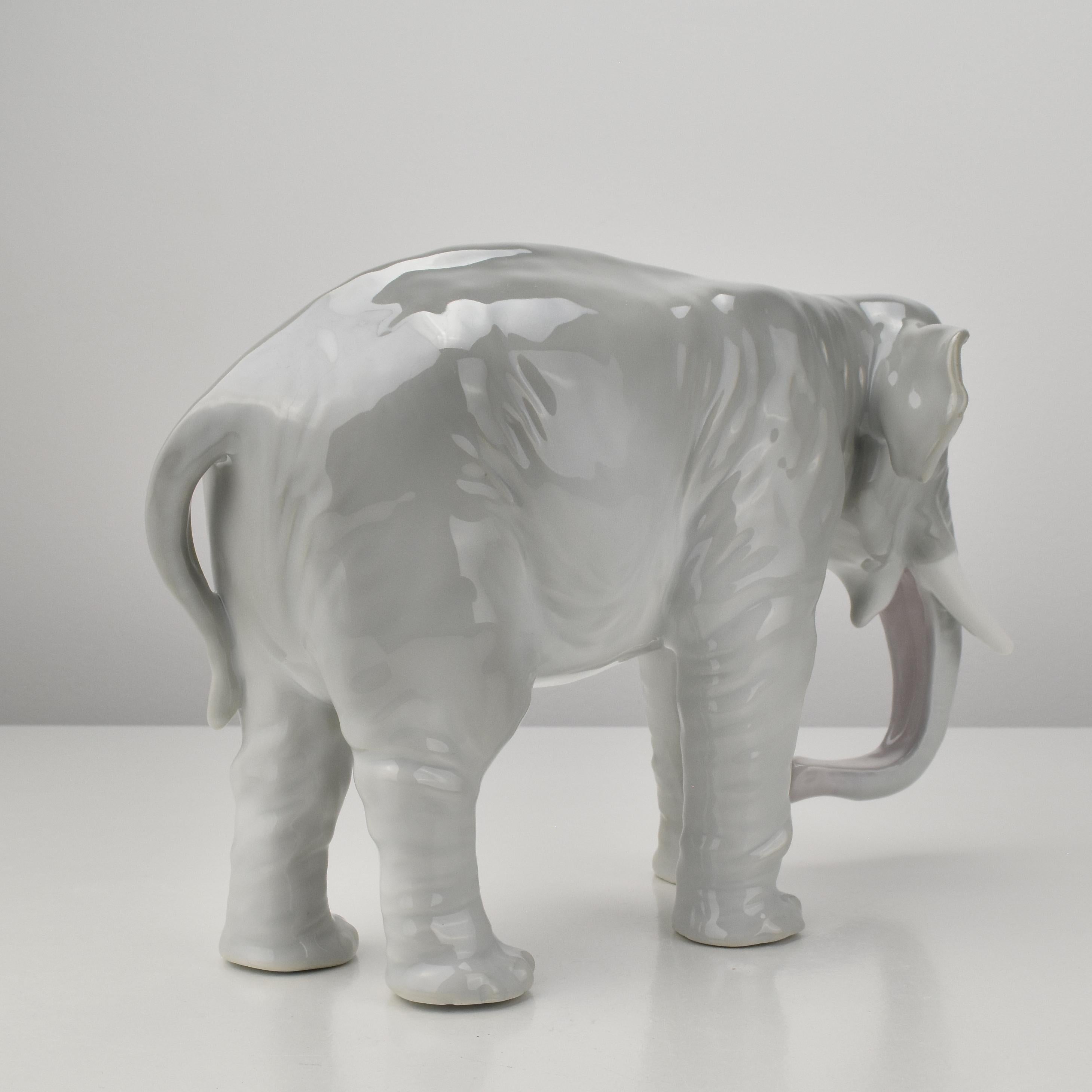 Art nouveau Figurine ancienne en porcelaine d'éléphant finement travaillée Art Nouveau en vente
