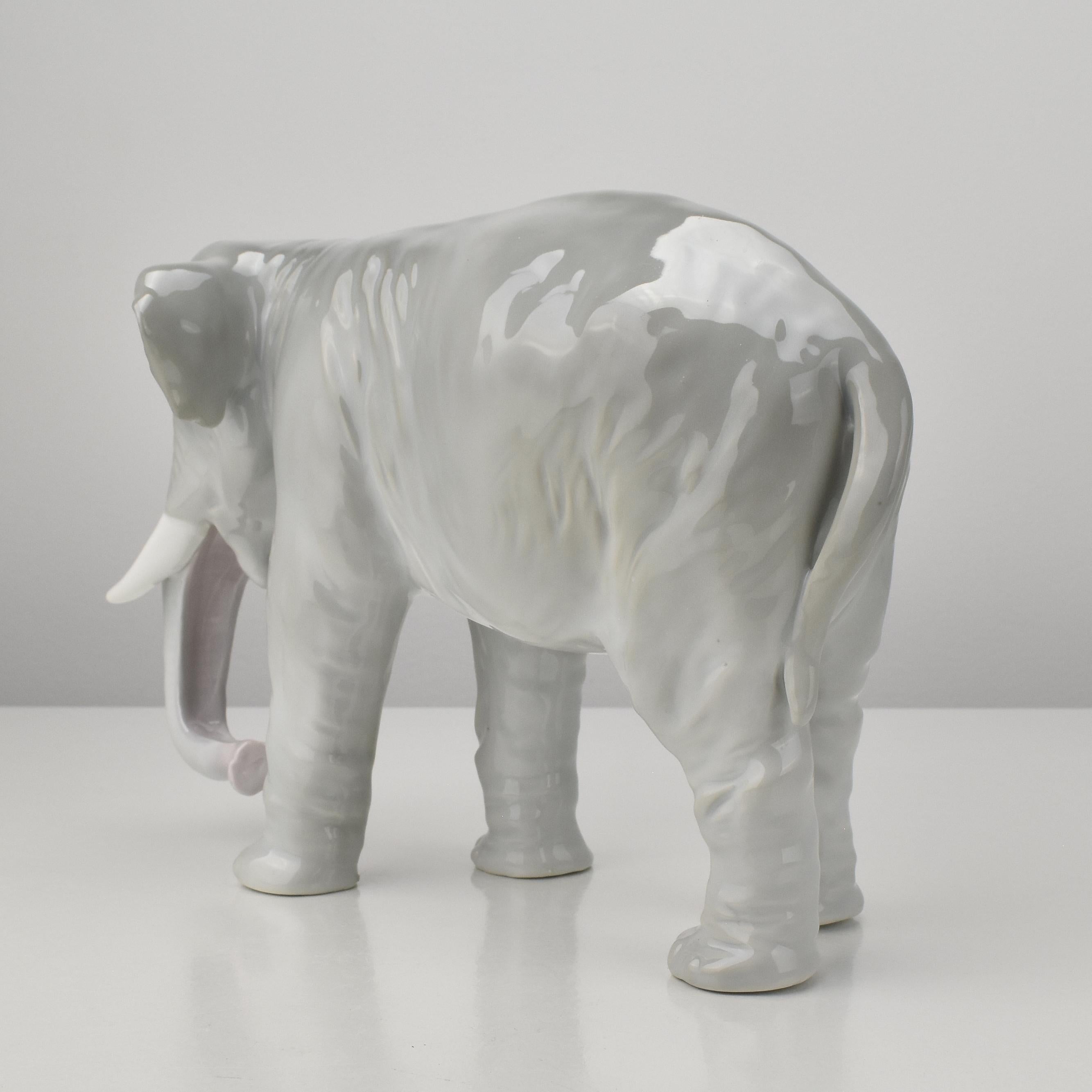 Antike fein gearbeitete Elefanten Porzellanfigur Jugendstil (Deutsch) im Angebot