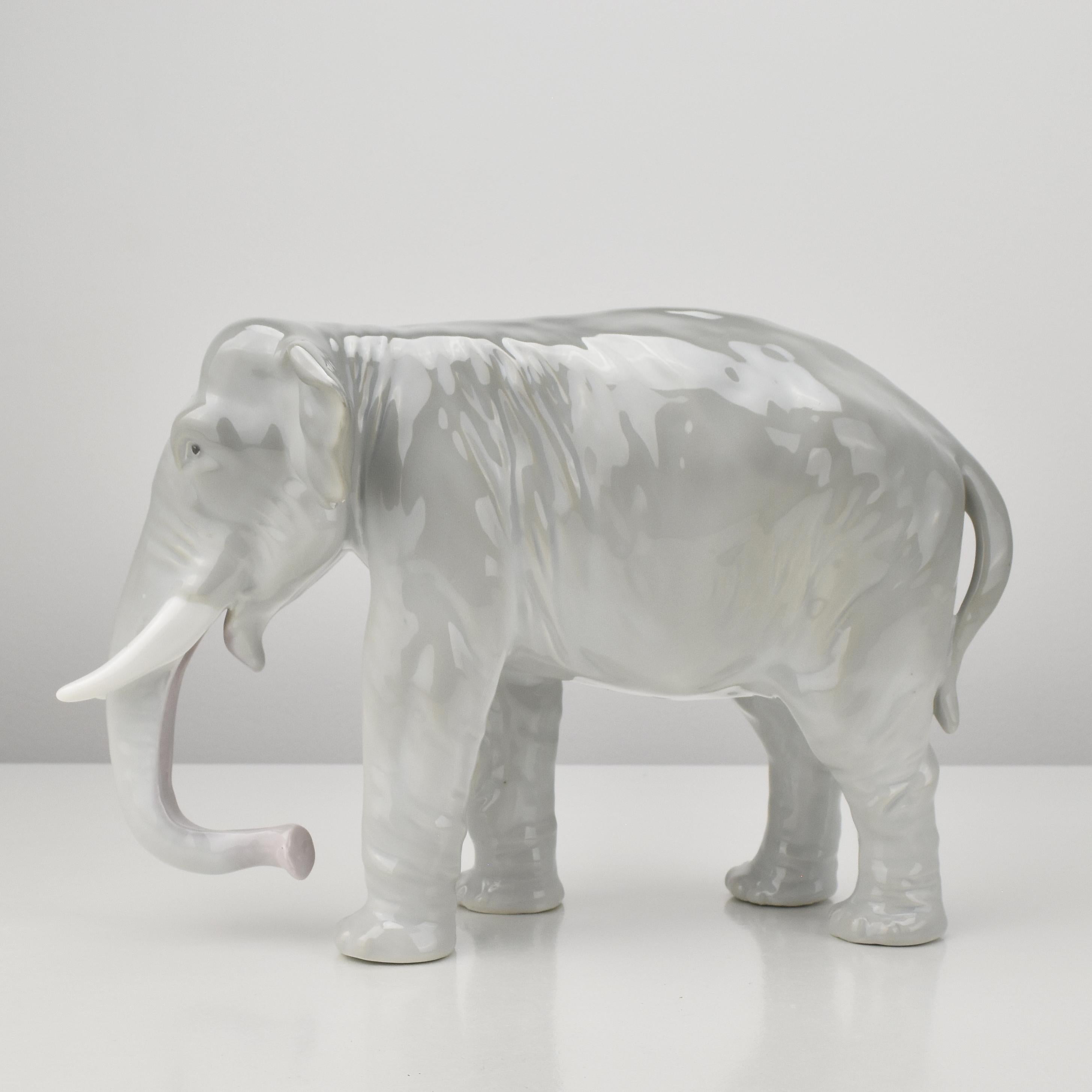 Fait main Figurine ancienne en porcelaine d'éléphant finement travaillée Art Nouveau en vente