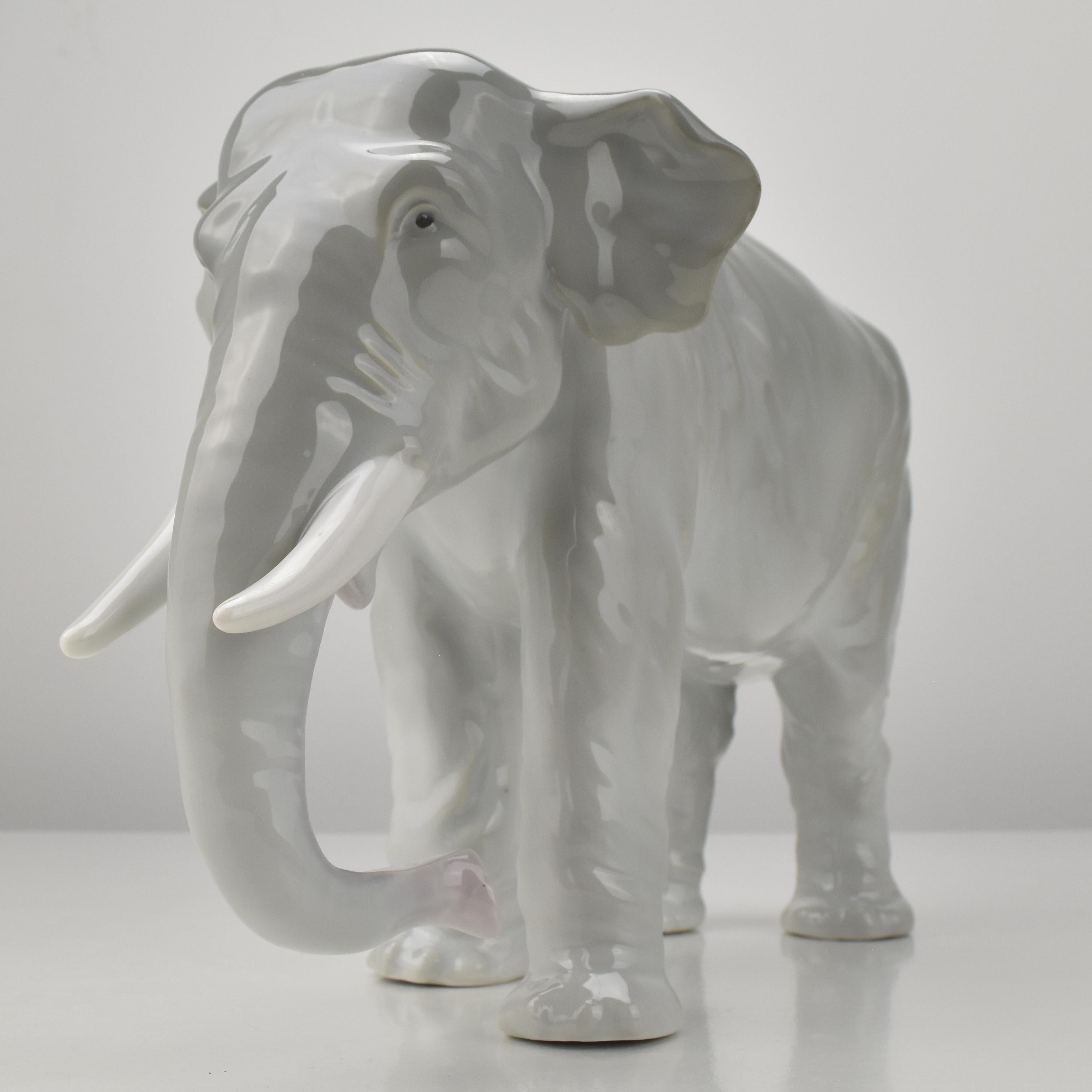 Début du 20ème siècle Figurine ancienne en porcelaine d'éléphant finement travaillée Art Nouveau en vente