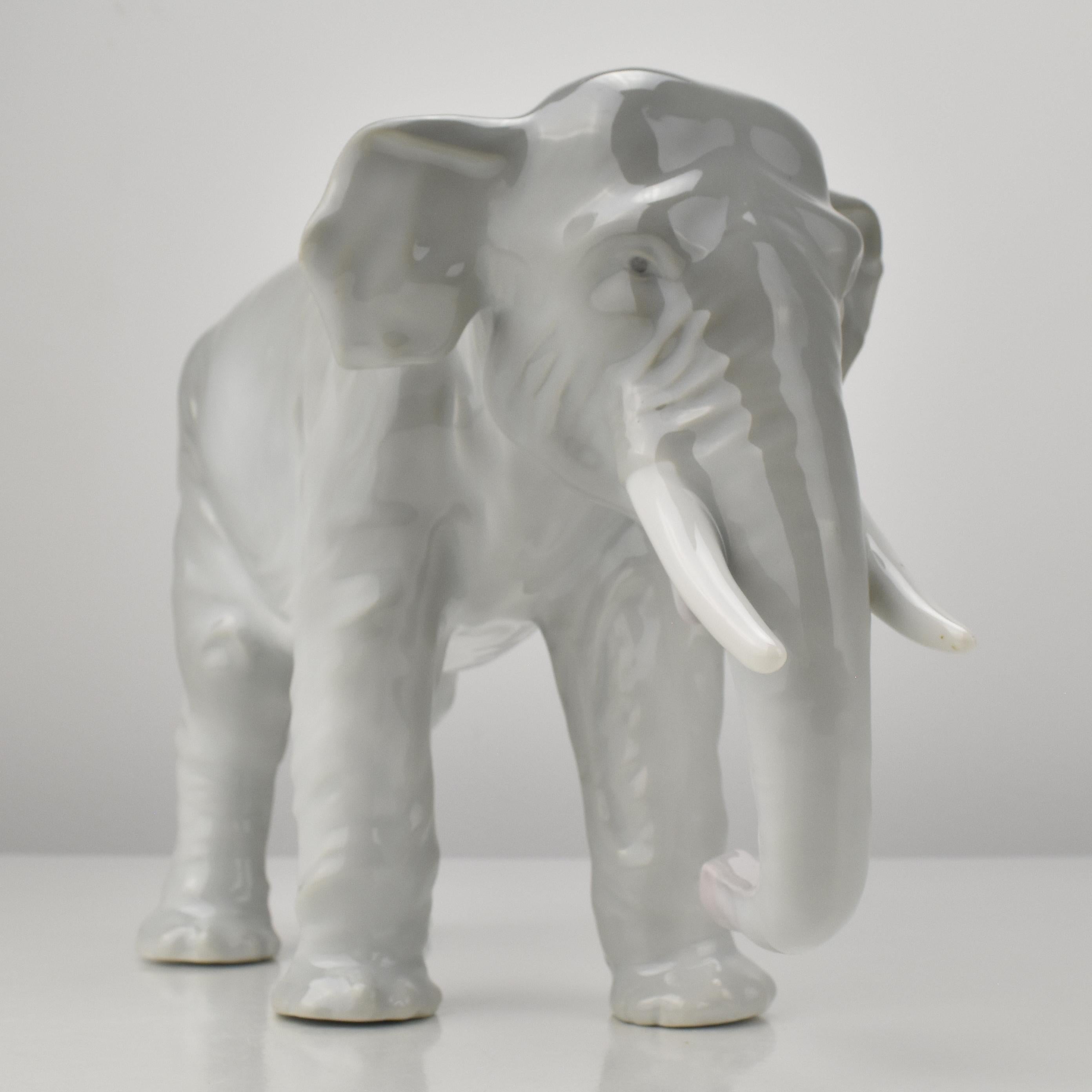 Antike fein gearbeitete Elefanten Porzellanfigur Jugendstil im Angebot 1