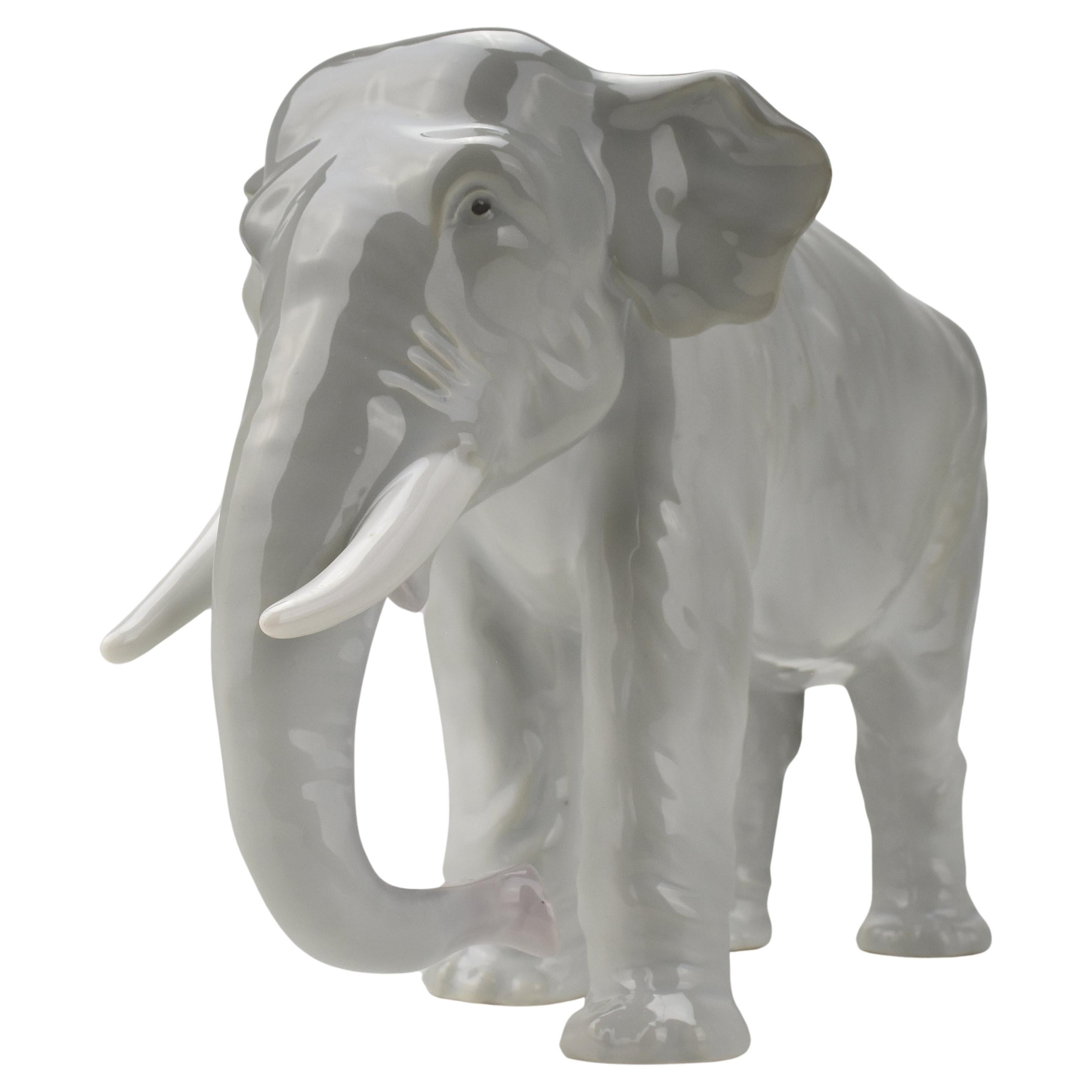 Figurine ancienne en porcelaine d'éléphant finement travaillée Art Nouveau en vente