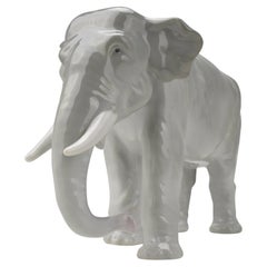 Figurine ancienne en porcelaine d'éléphant finement travaillée Art Nouveau