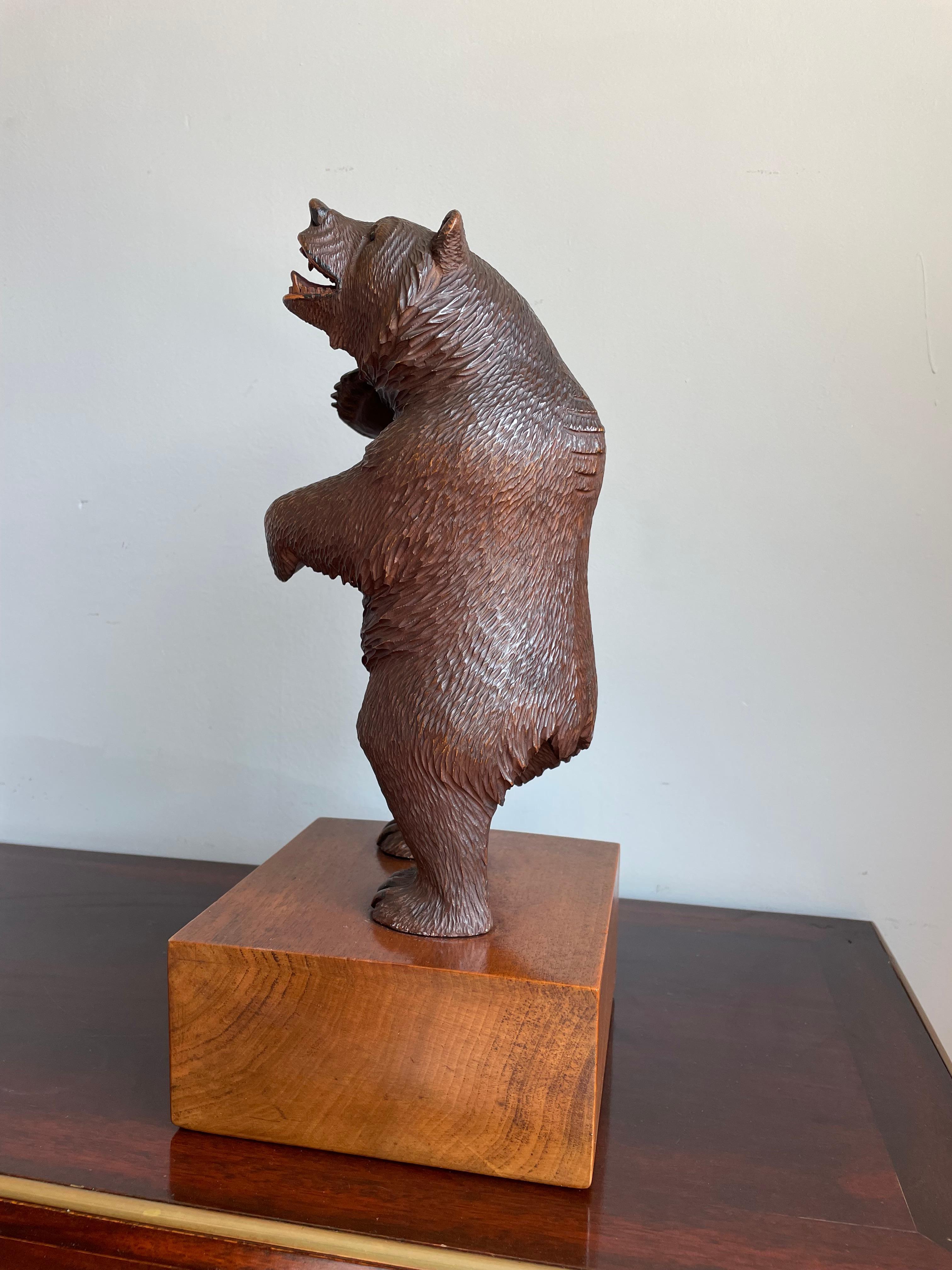 Suisse Sculpture d'ours de la Forêt Noire sculptée de qualité supérieure / Remarquable pièce de bureau en vente