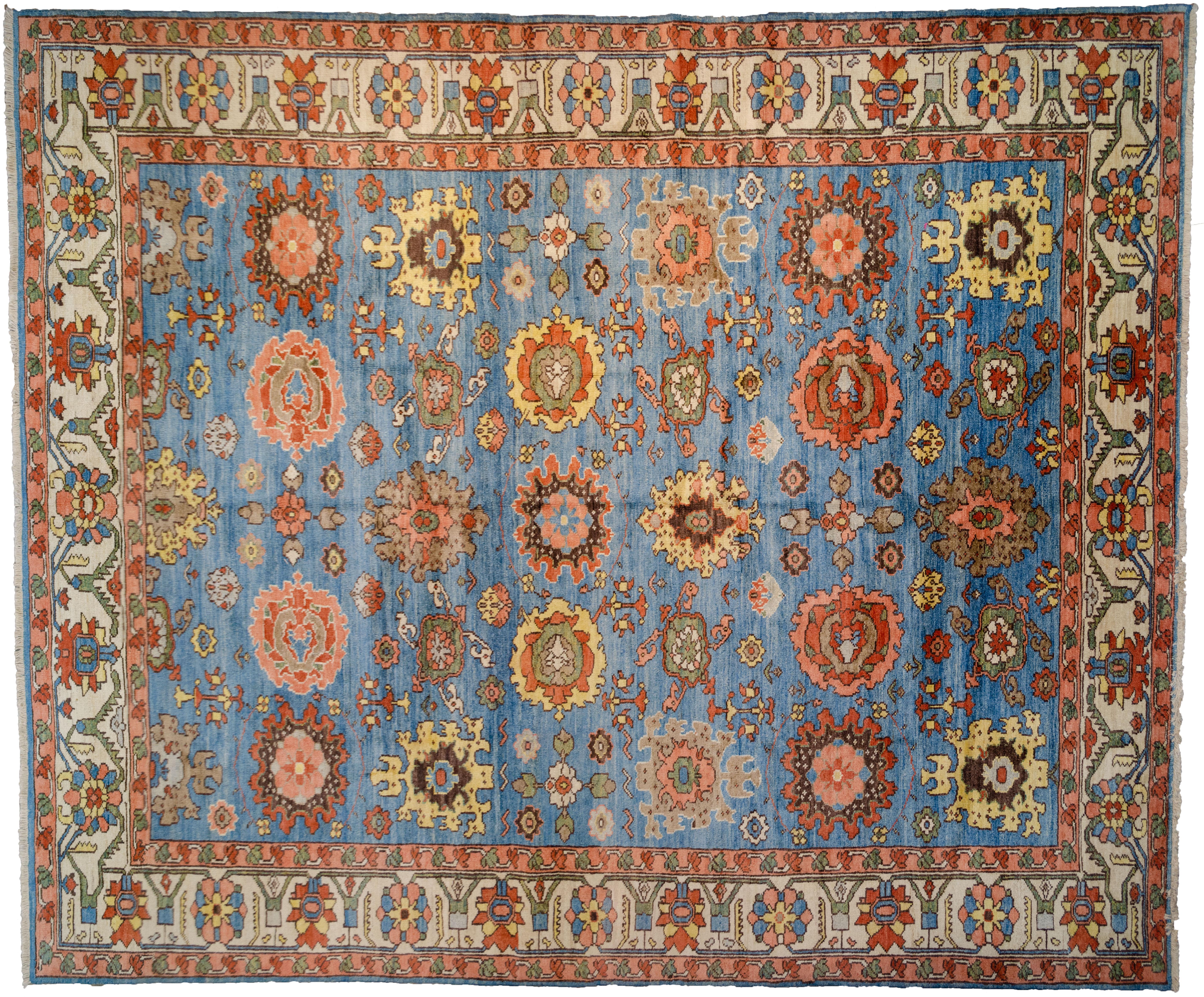 Prächtiger Serapi-Teppich in Antik-Optik 
Hergestellt aus handgesponnener Wolle und gefärbt mit natürlichen Farben. Das hellblaue Grundfeld ist mit dem kühnen Harchang-Muster verziert und mit einer cremefarbenen Blumenbordüre versehen. Eine