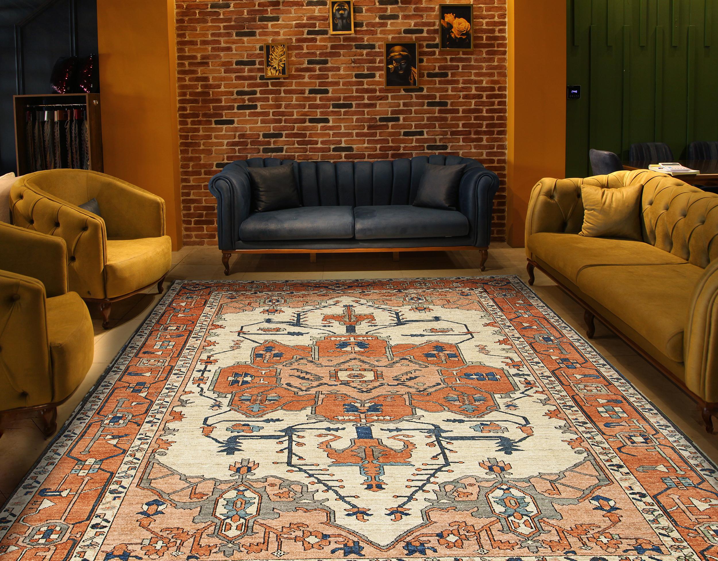 Antiker fertiger Serapi-Teppich 375x266cm
Es wird aus handgesponnener Wolle hergestellt, die mit natürlichen Farbstoffen gefärbt wurde, und hat einen cremefarbenen Grundton mit leichten Variationen in der Schattierung. Das große, zartrote Medaillon