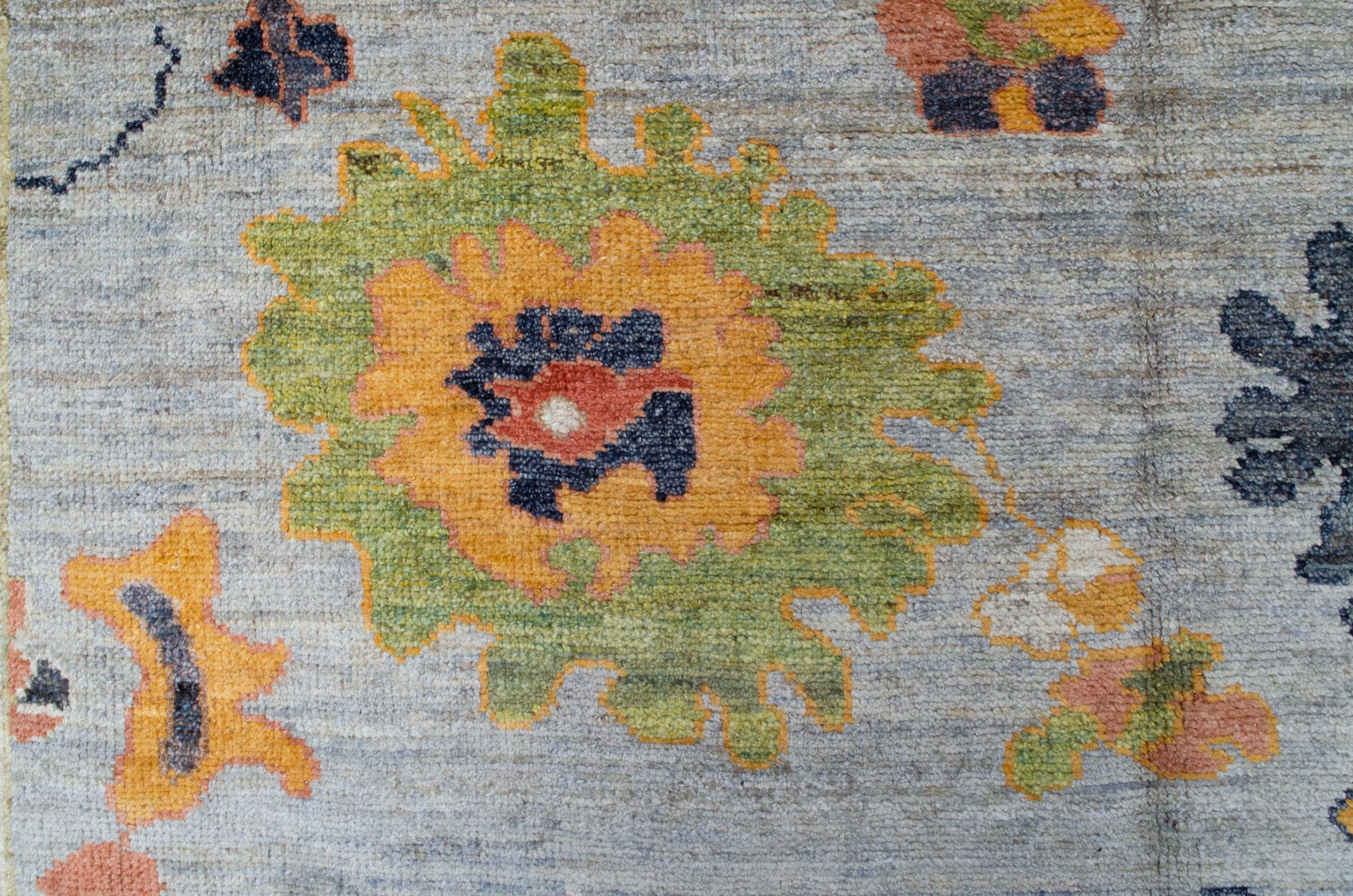 Antiker, lackierter Ushak-Teppich 305x250cm im Zustand „Neu“ im Angebot in Henley-on-Thames, Oxfordshire