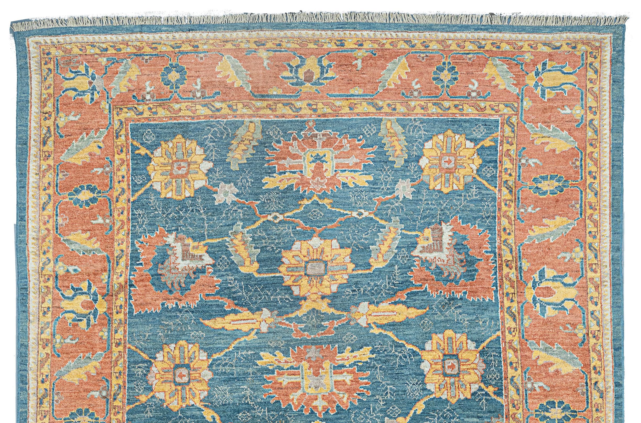 L'Ushak è un tappeto tessuto in Turchia e la sua trama si presta a un prodotto molto versatile i cui disegni possono essere sviluppati a piacere con risultati sorprendenti. Questo Ushak è realizzato con tinture naturali e lana filata a mano. Per