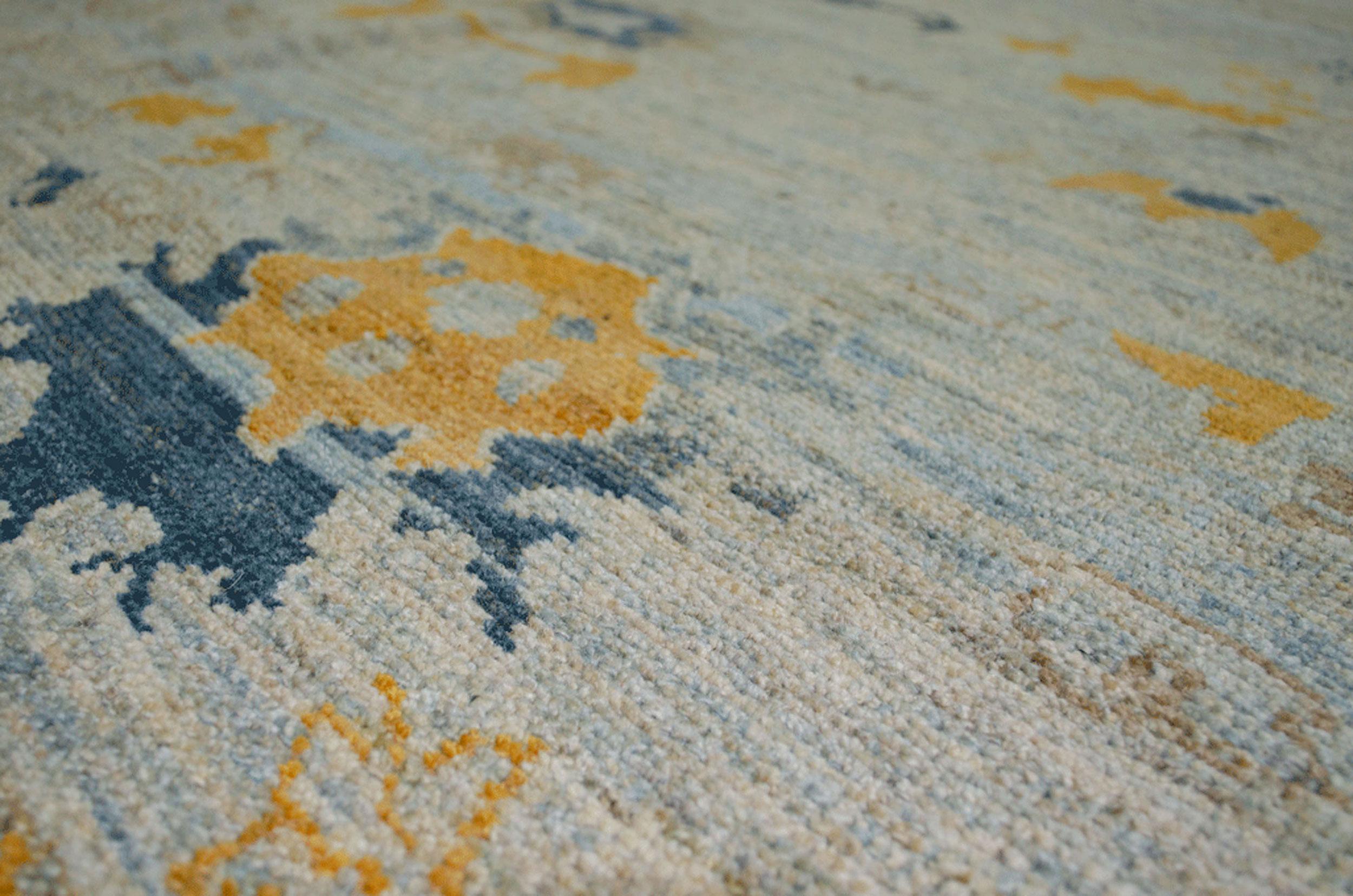 Dekorativer Ushak-Teppich in antiker Ausführung. Dies ist eine neue Produktion mit hochwertiger handgesponnener Wolle und natürlichen Farbstoffen. Die antike Veredelung verleiht dem Teppich den Charakter und die Farben eines antiken Teppichs mit dem