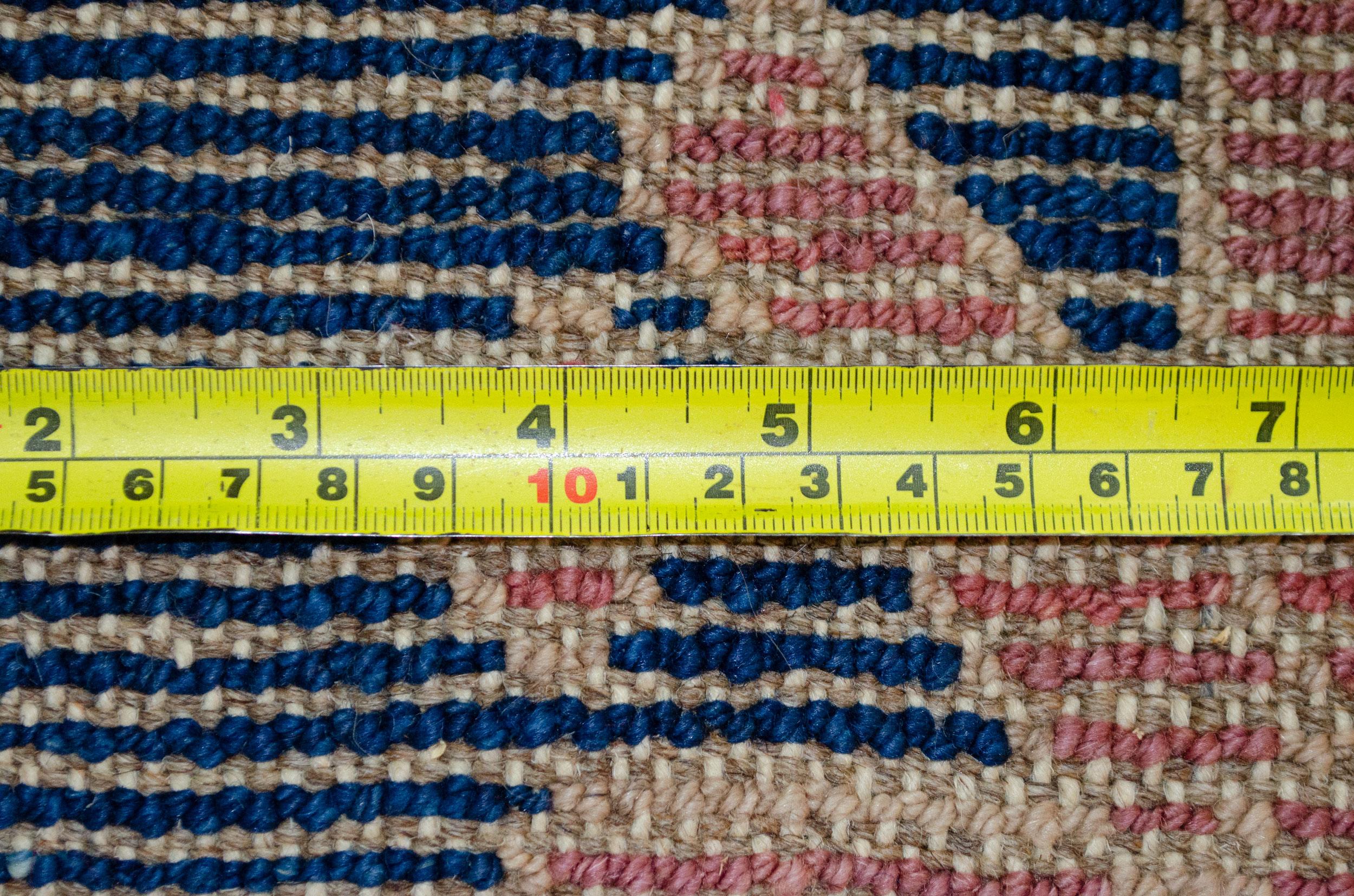 Questo tappetino dallo stile moderno ma dall'aspetto antico può essere ordinato in diversi colori e dimensioni. La lana filata a mano, il bellissimo indaco e le altre tinture naturali utilizzate per la tessitura di questo pezzo indicano l'elevata