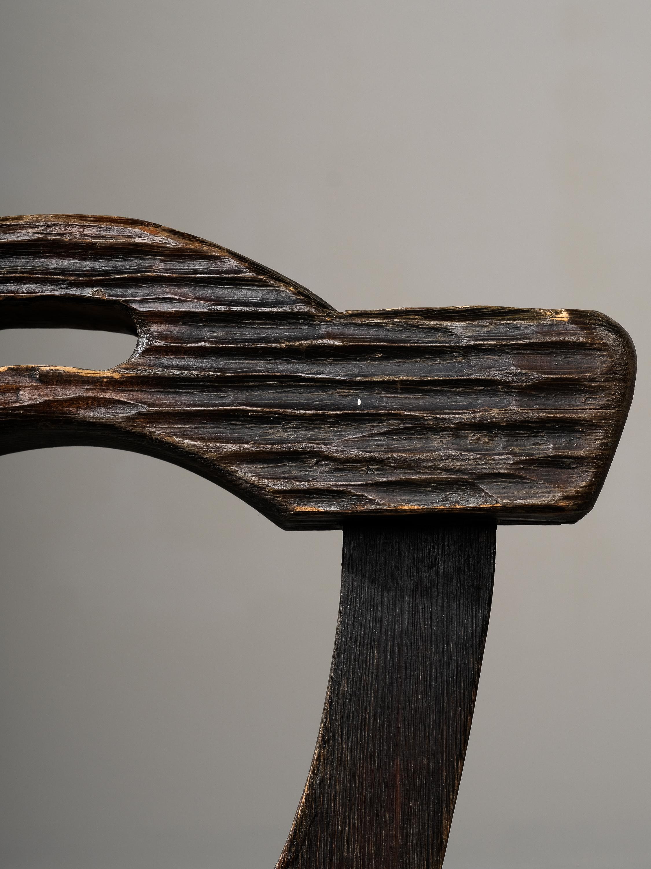 Silla de pino rústica finlandesa antigua de arte popular en venta 5