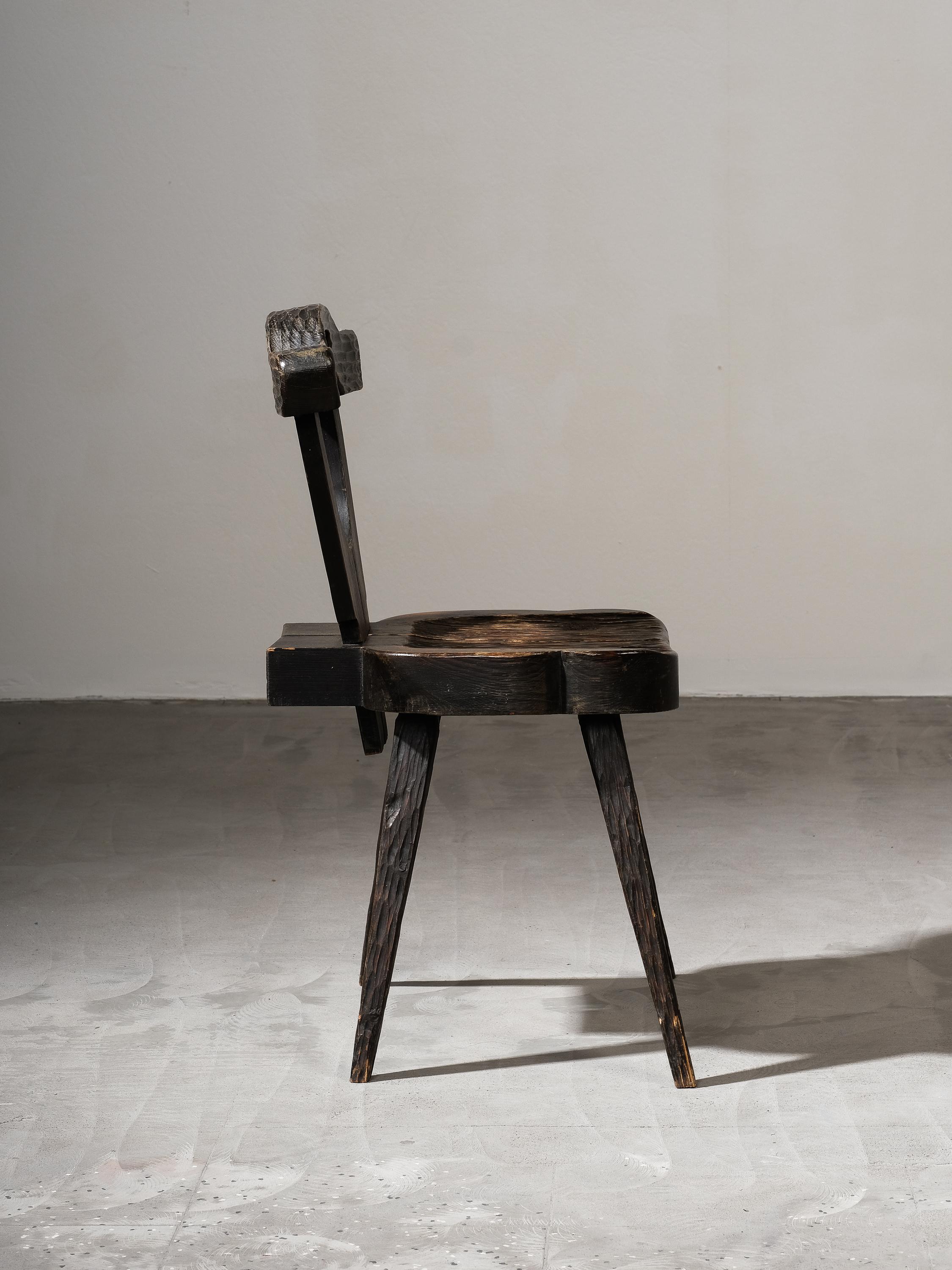 Silla de pino rústica finlandesa antigua de arte popular en venta 7