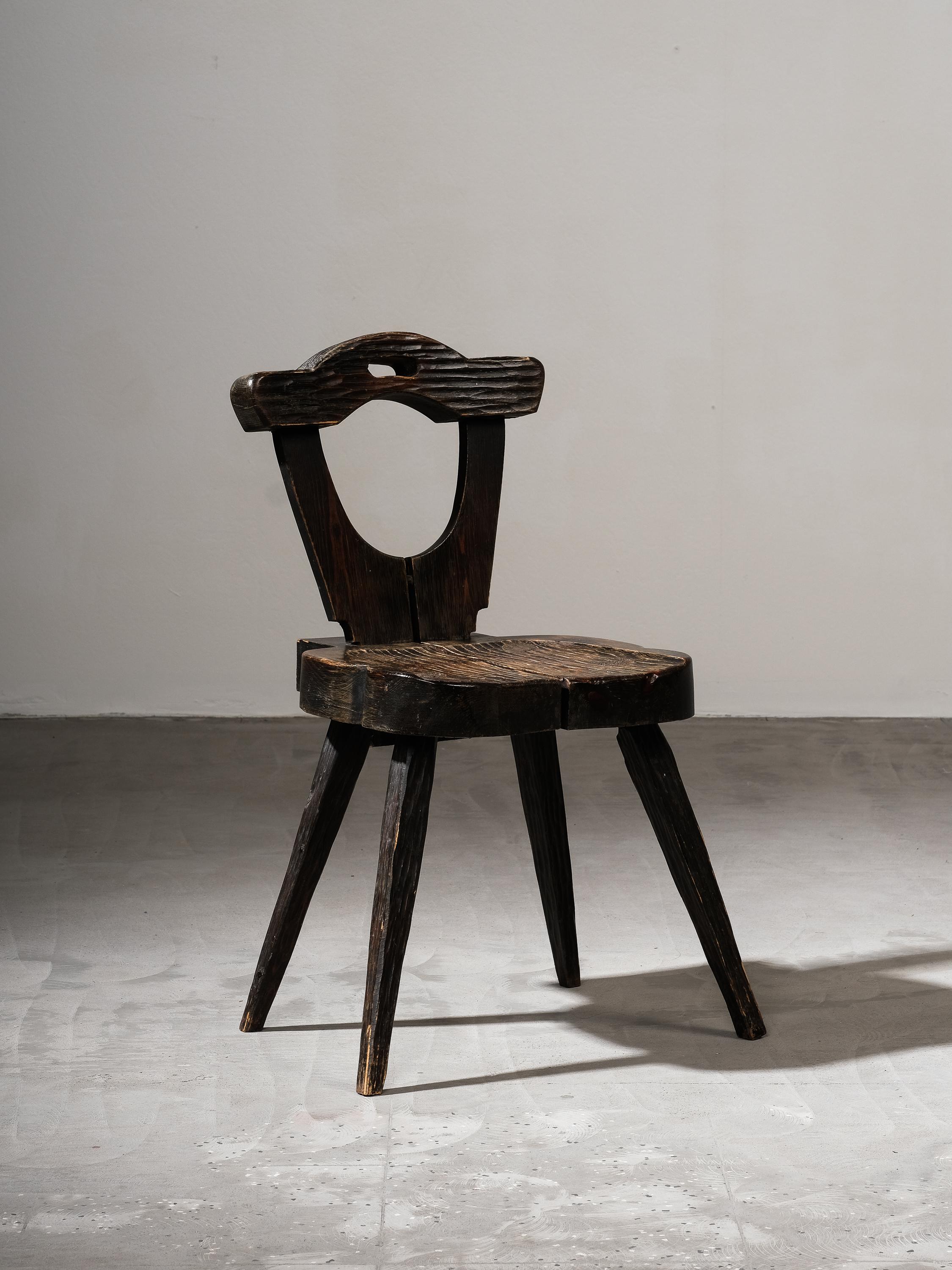 Silla de pino rústica finlandesa antigua de arte popular Arte popular en venta