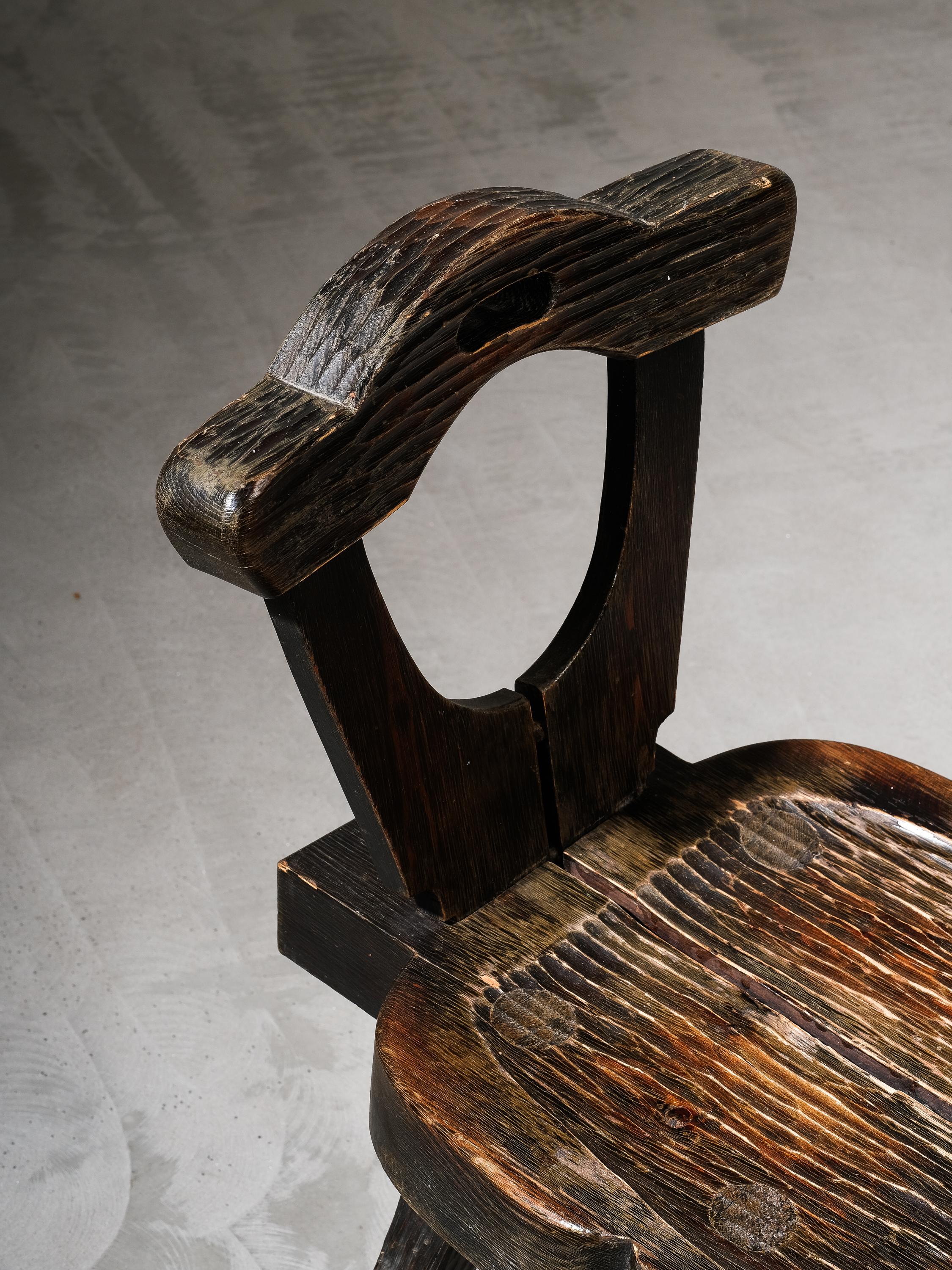 Silla de pino rústica finlandesa antigua de arte popular Finlandés en venta