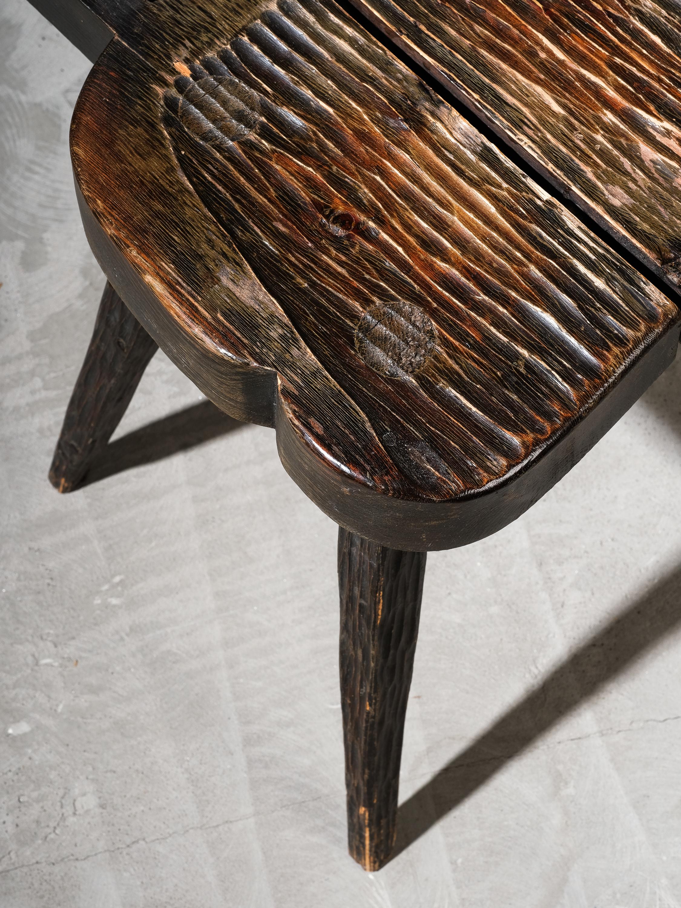 Silla de pino rústica finlandesa antigua de arte popular Hecho a mano en venta