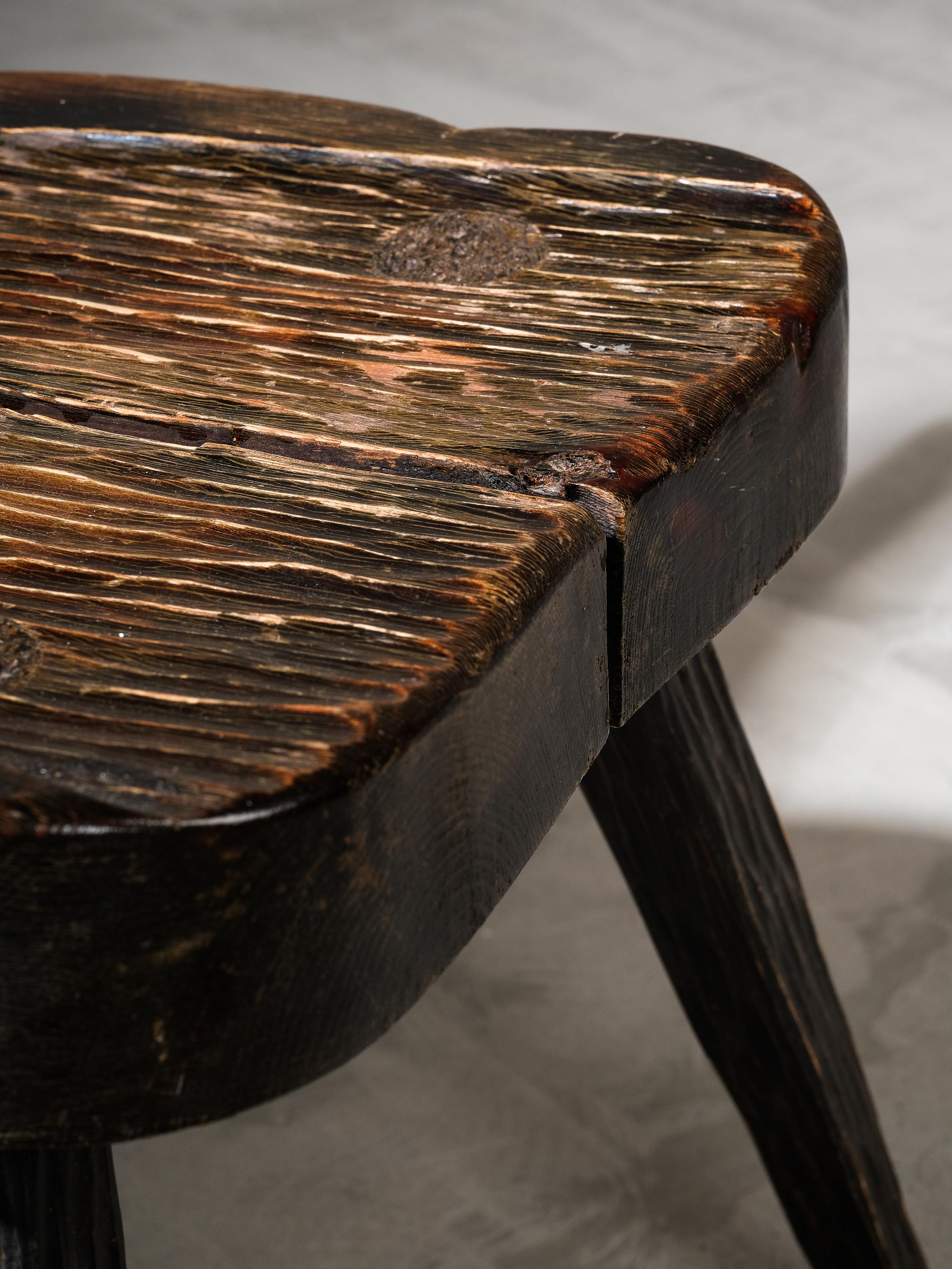 Silla de pino rústica finlandesa antigua de arte popular siglo XIX en venta