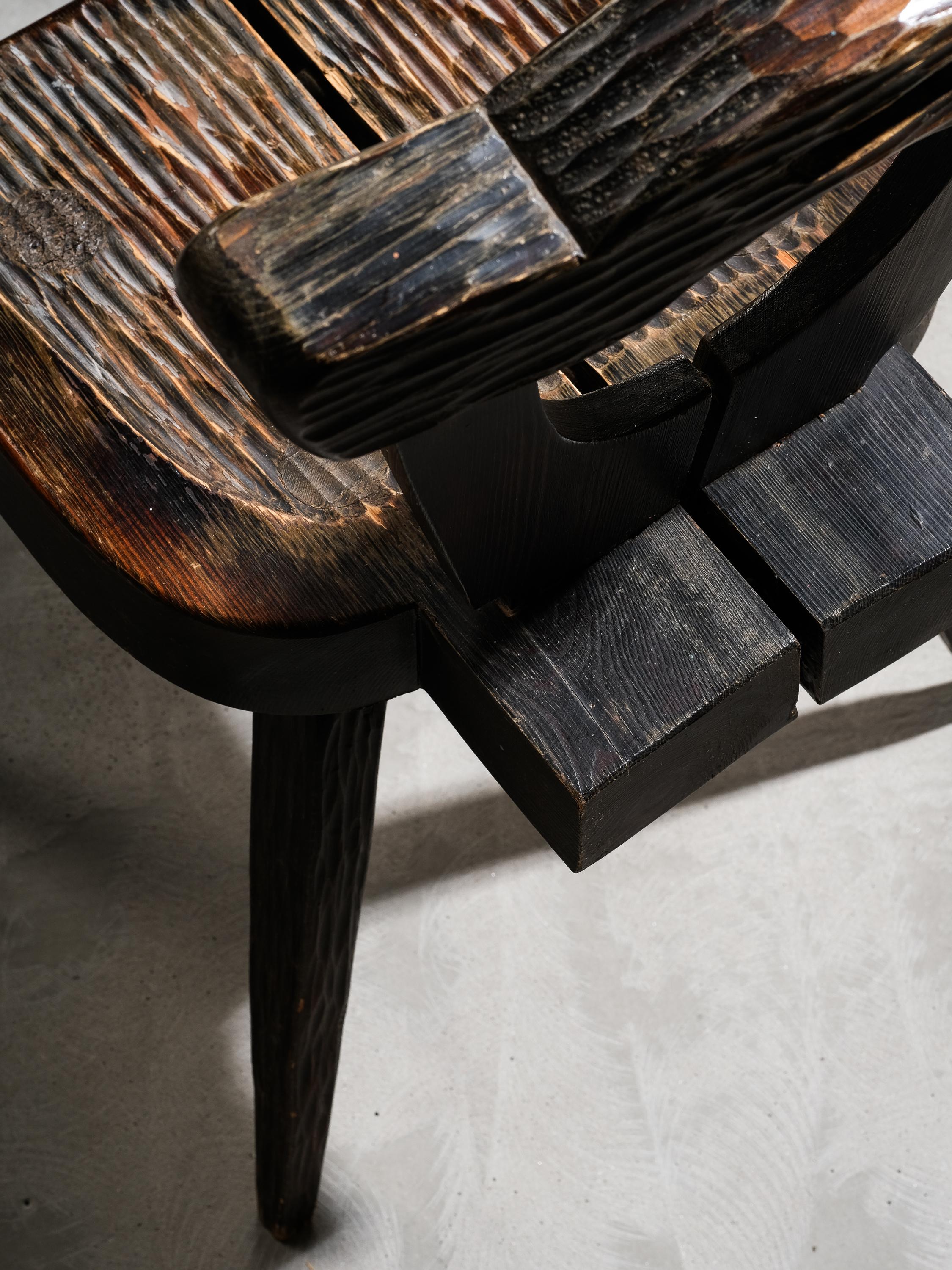 Silla de pino rústica finlandesa antigua de arte popular Pino en venta