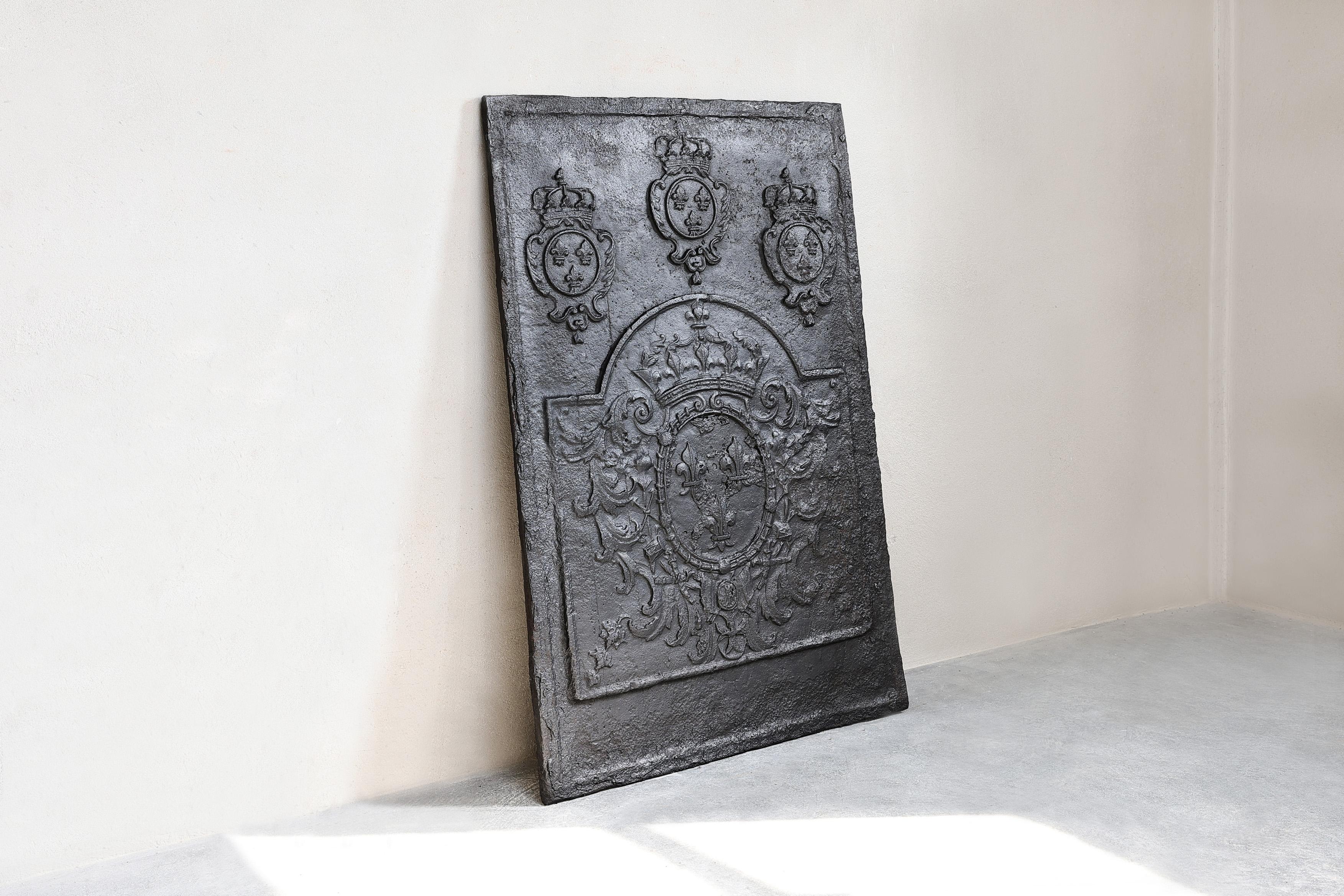 Very beautiful fireback from the early 18th century of cast iron. The shape of this fireback is nice and together with the nice ornaments makes this fireback a very special one!