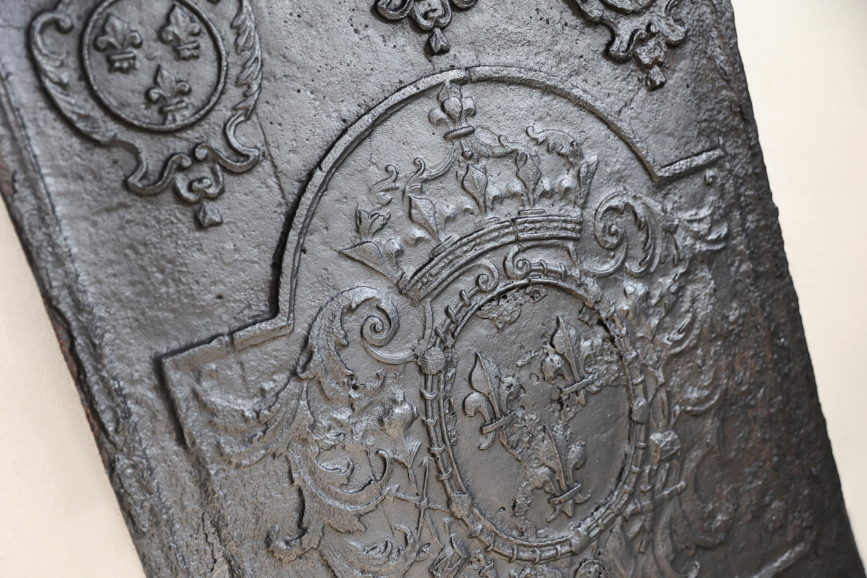 Antique fireback from cast iron from the 18th century For Sale 1