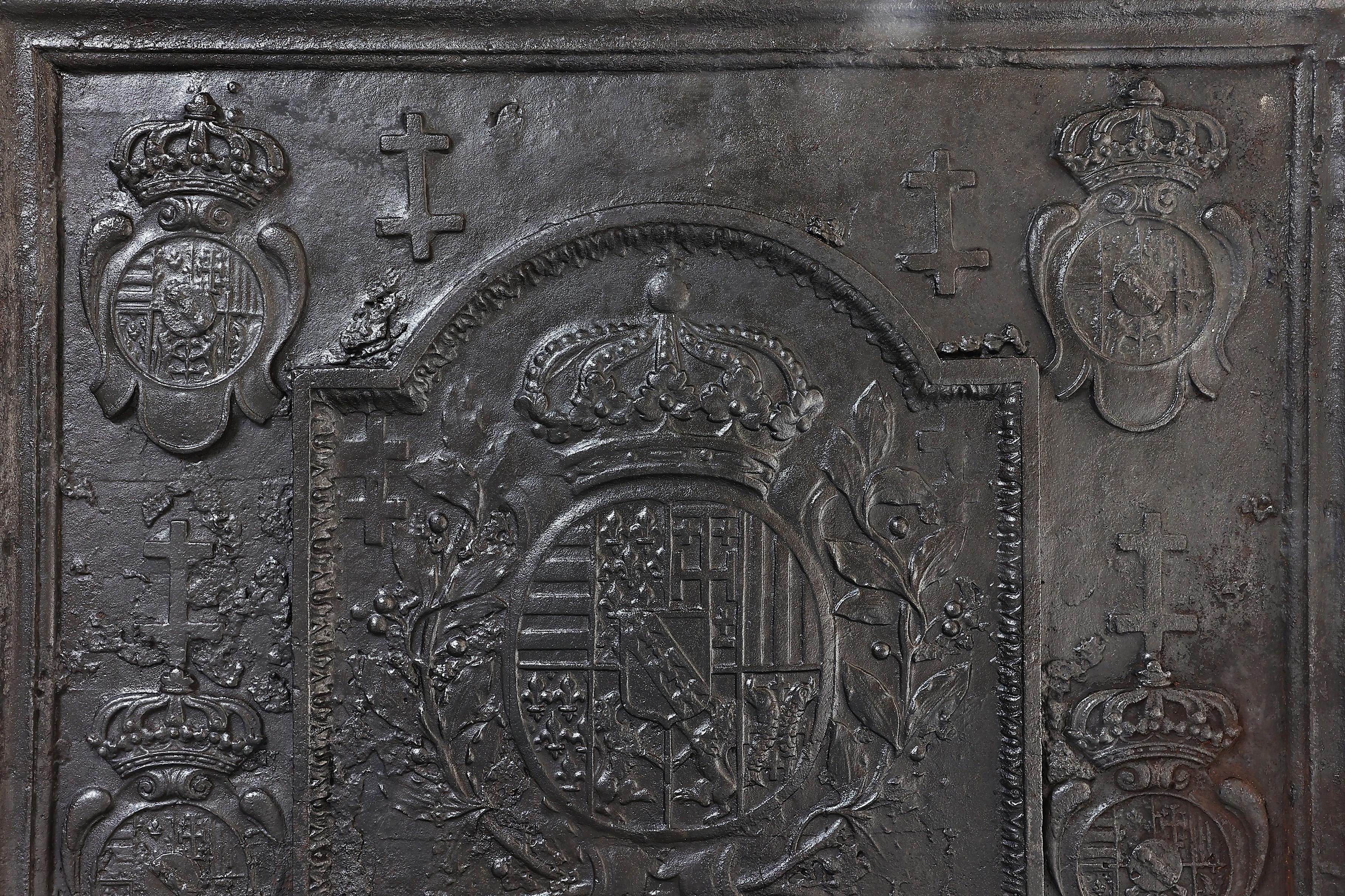 Antique fireback from cast iron from the early 18th century In Good Condition For Sale In Made, NL