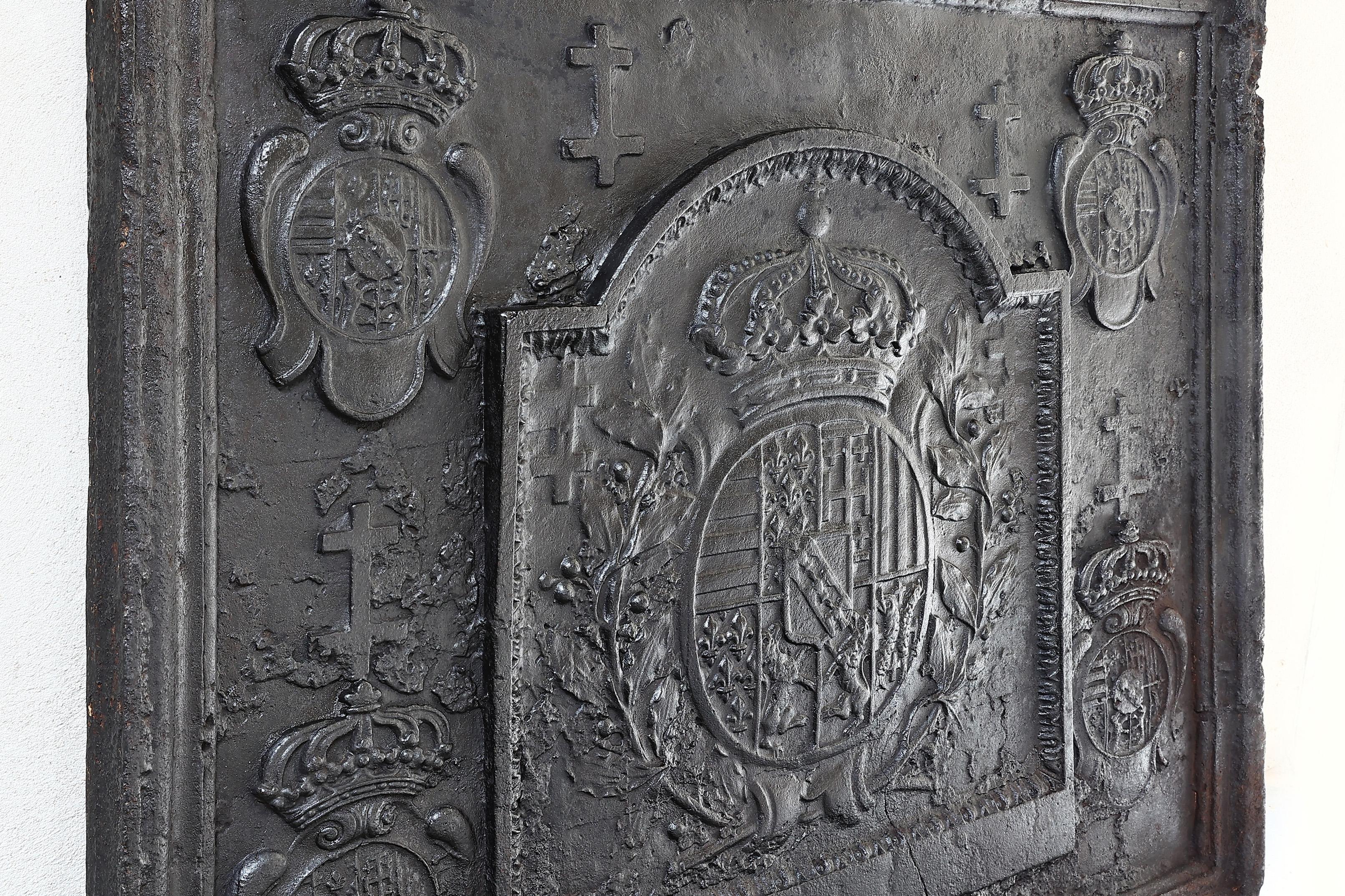 Antique fireback from cast iron from the early 18th century For Sale 1
