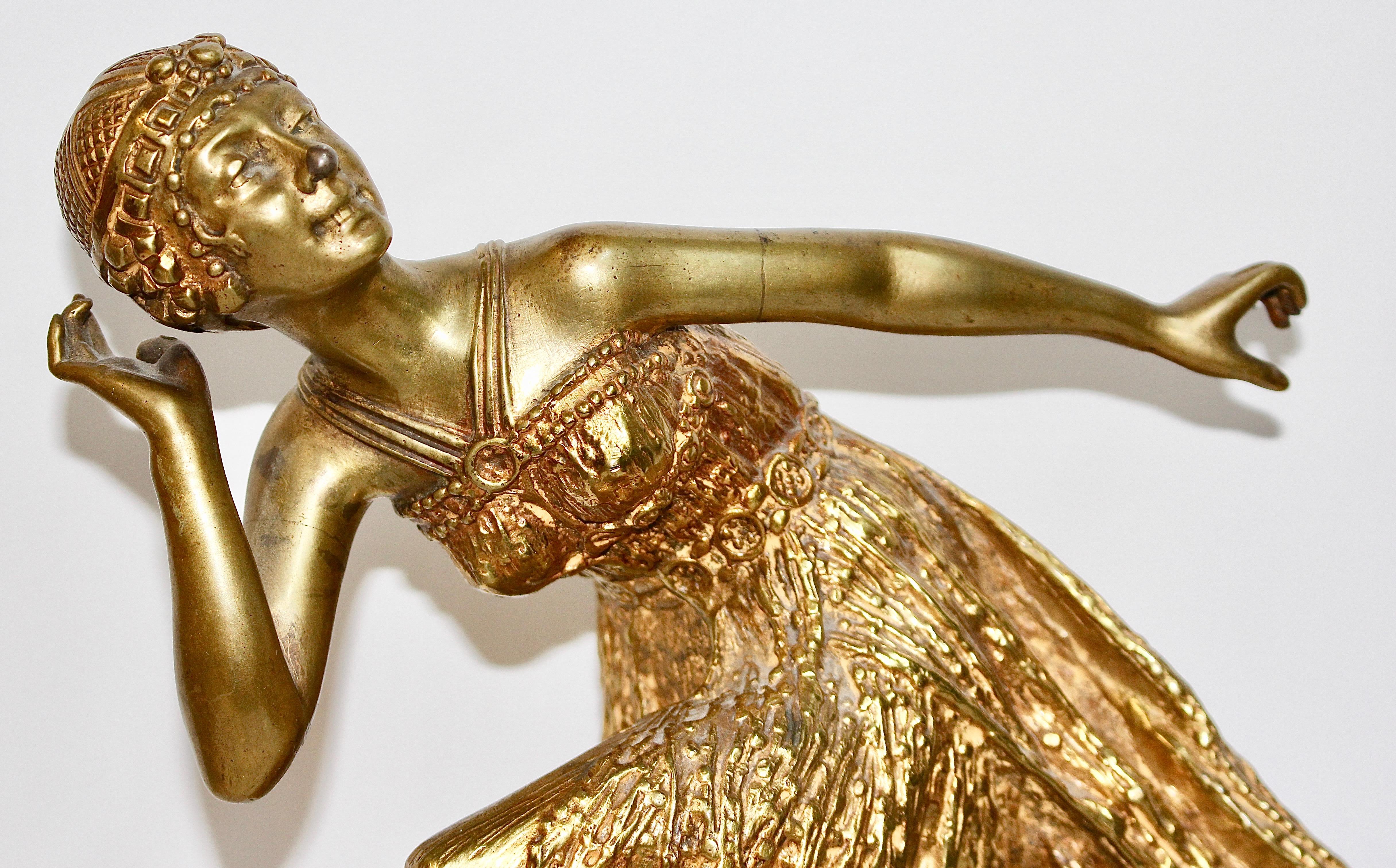 Bezaubernde und dekorative antike Bronzeskulptur.
Antike feuervergoldete Bronzeskulptur. Art Deco, Jugendstil tanzende Dame. 