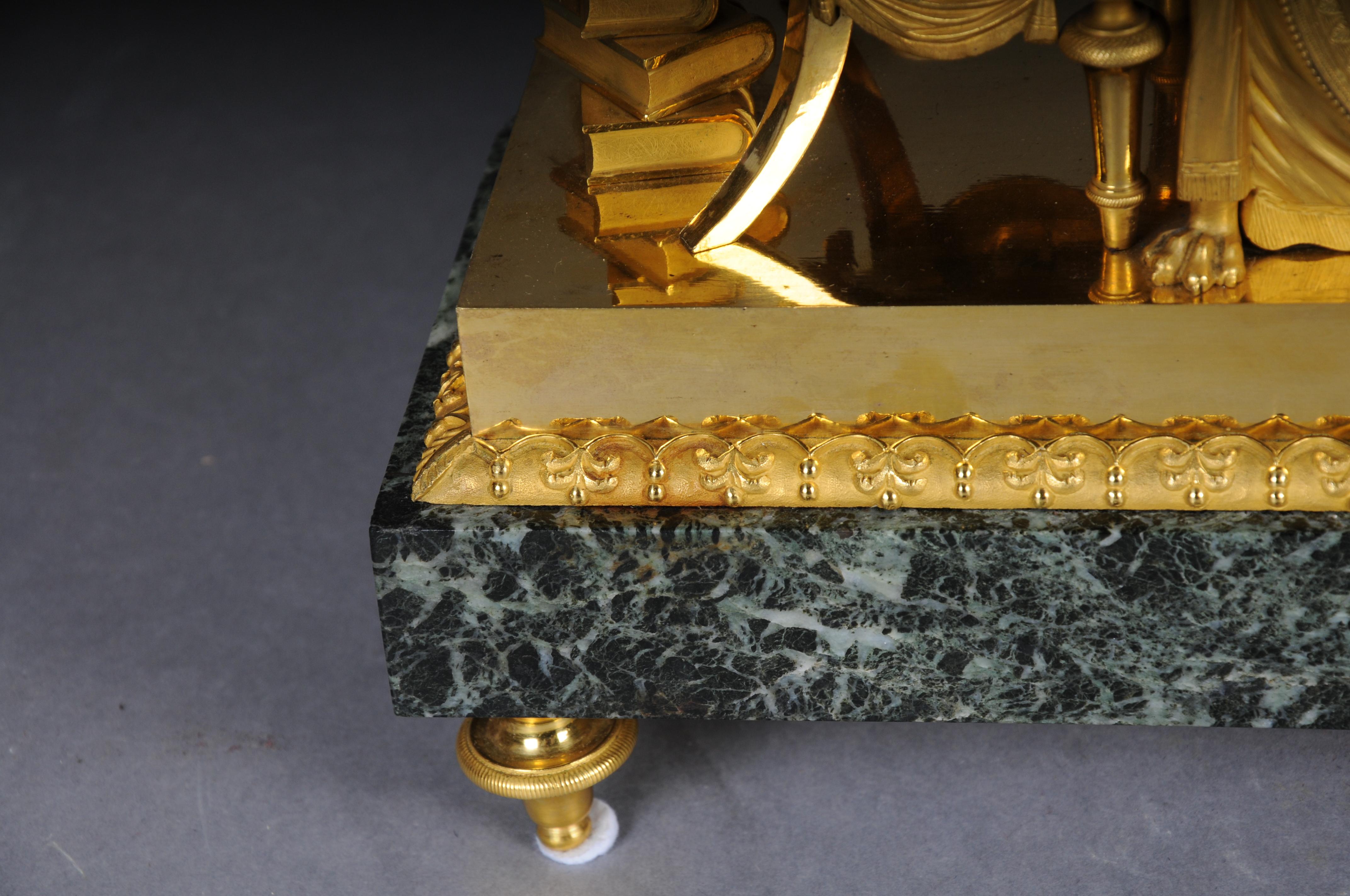 Antique fire-gilt Empire mantel clock, circa 1805, Paris. Masterpiece In Good Condition For Sale In Berlin, DE