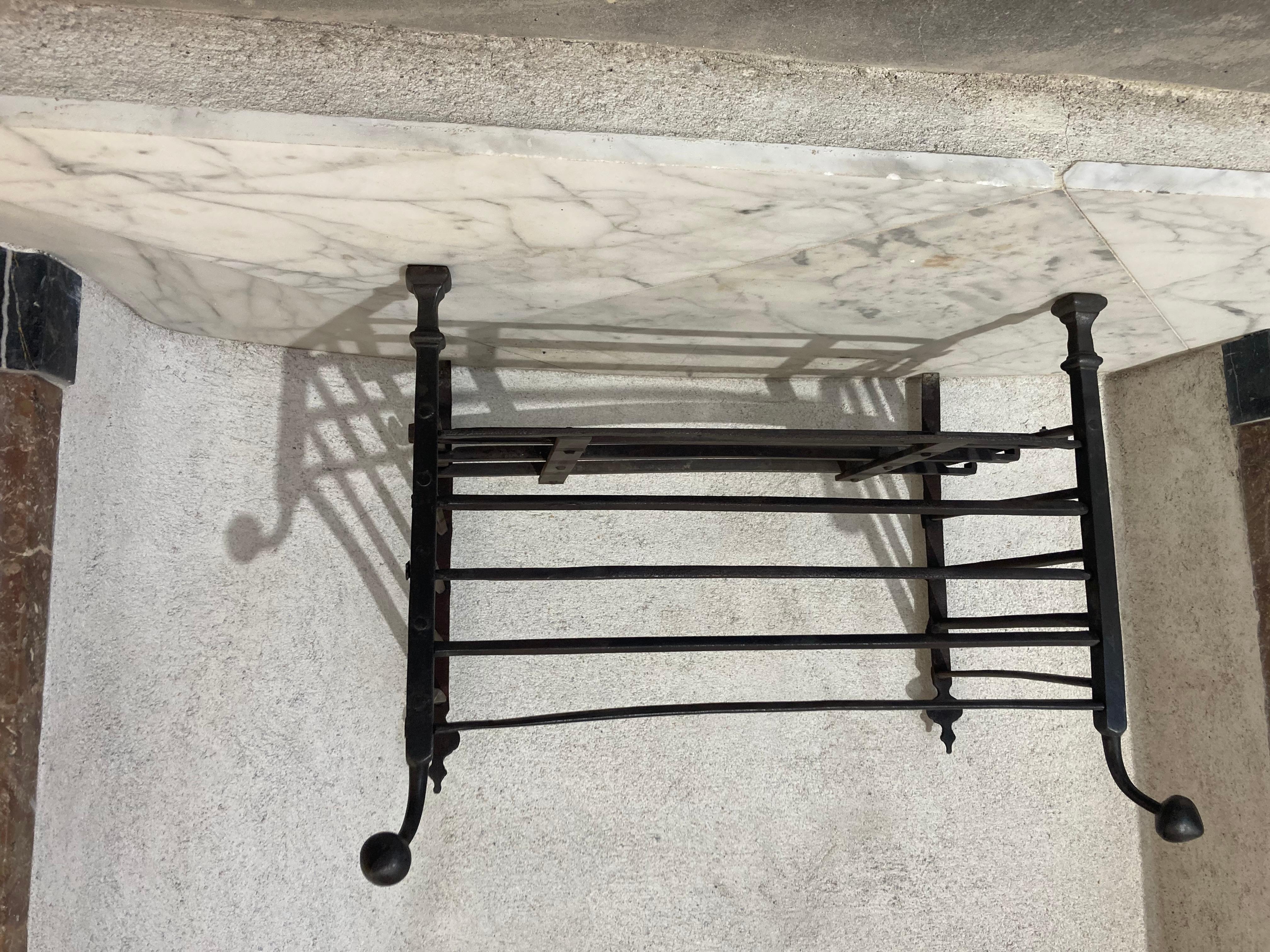 Very usable 18th century Dutch wrought iron fireplace basket or fire grate.
Great looking and very decorative piece.

Interior basket dimensions:
Width 20.66 inch or 52.5 cm
Depth 10.82 inch, 52.5 or 27.05 cm.
Height 8.26 inch or 21