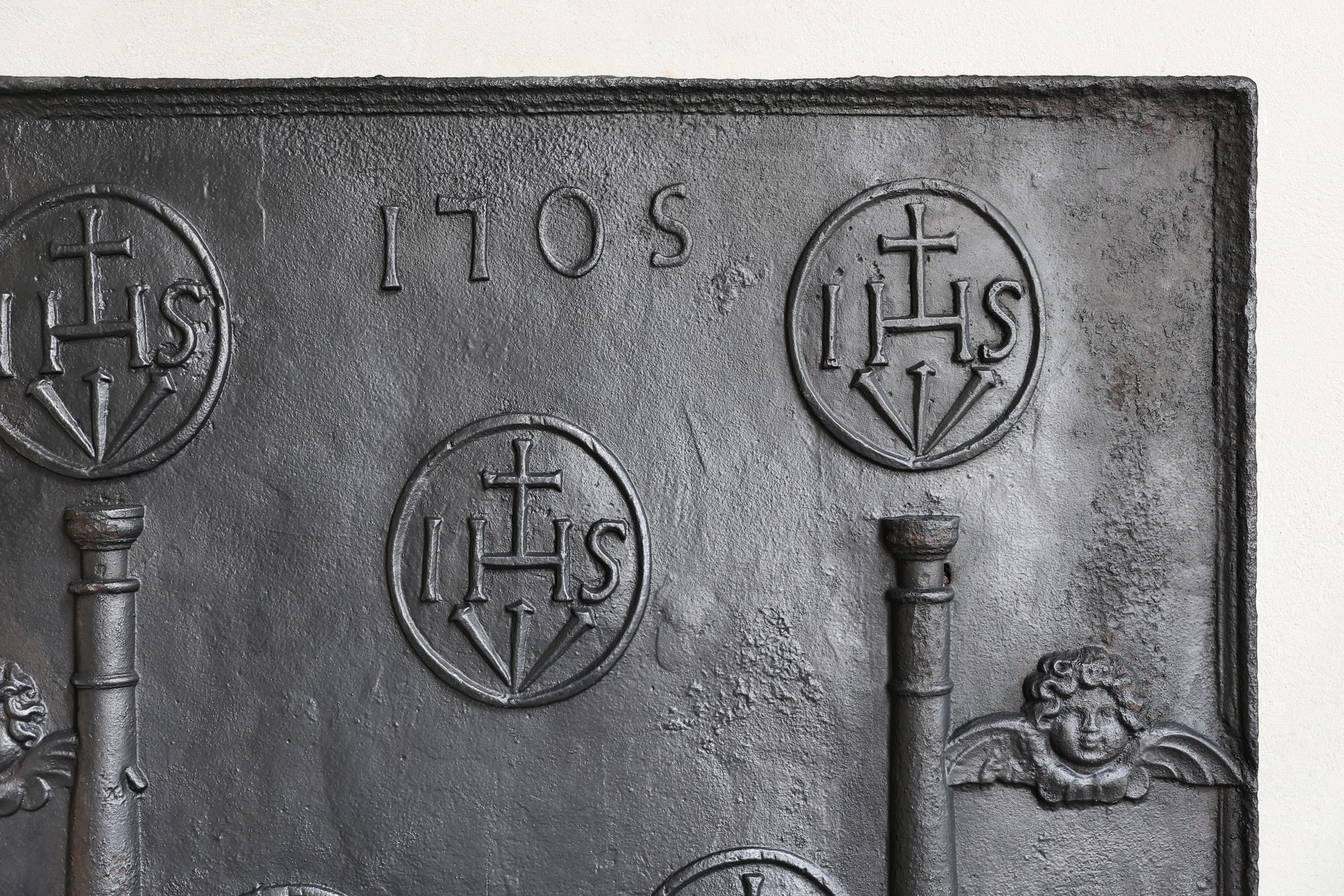 XVIIIe siècle Plaque de cheminée ancienne - IHS - Monumental en vente