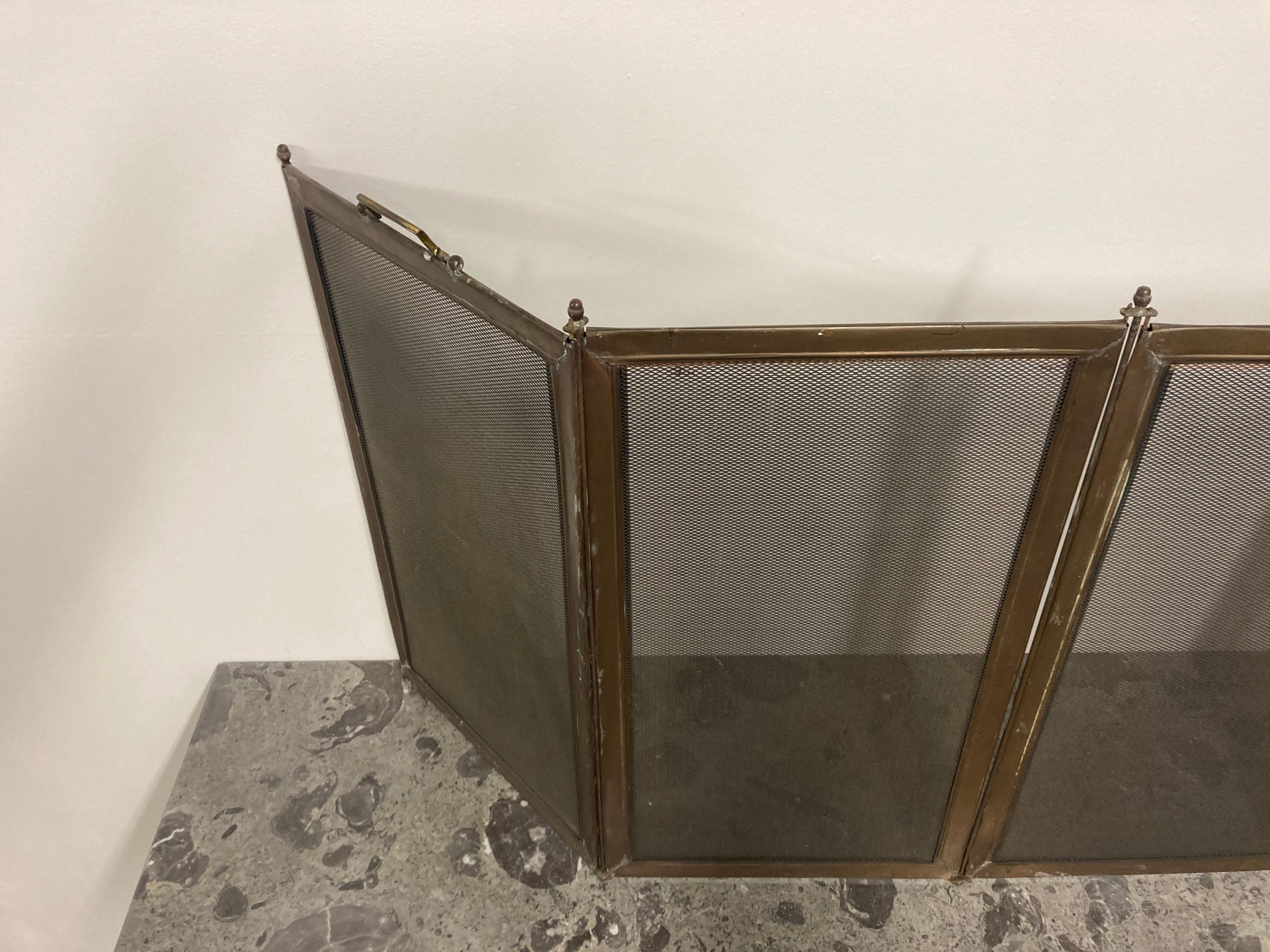 Nice decorative fireplace screen with a hammered look.
This-4 piece screen is easy to stow and use, it works best with an opening between 29 and 37 inch.

Overall very decorative piece in decent condition, like all antique 4 piece screen it can be a