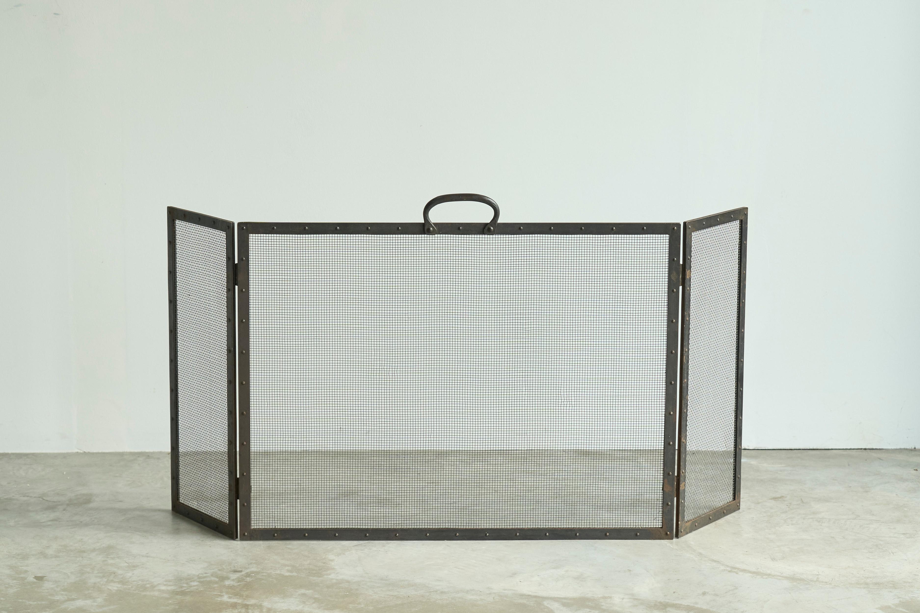 Parafuoco antico in ferro battuto e metallo.

Meraviglioso parafuoco antico, pesante e ben fatto, in ferro battuto e metallo - fine XIX secolo o inizio secolo. Qualità elevata e ottimi dettagli visti da vicino. Design elegante e senza tempo -