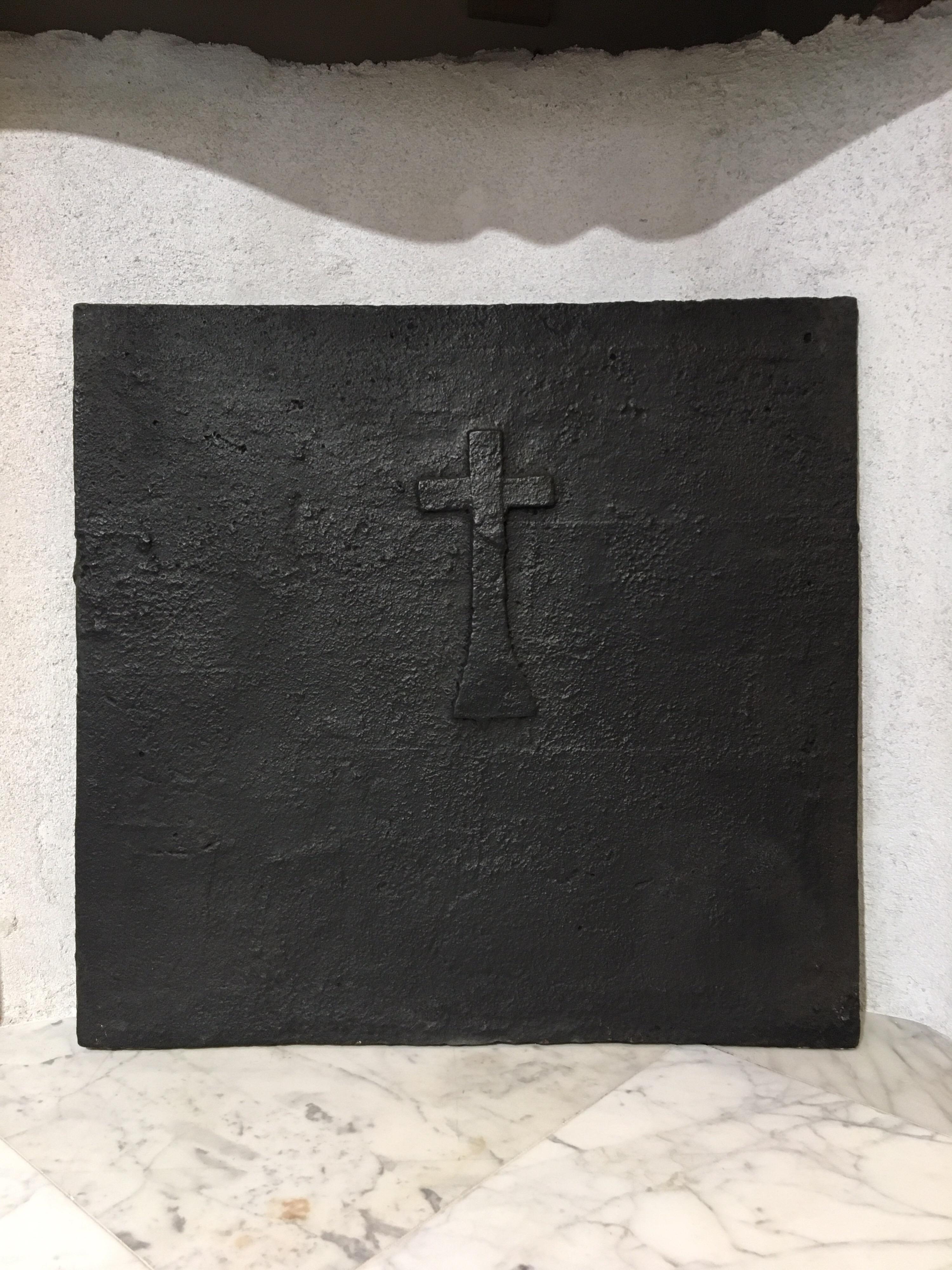 Superb antique cast iron fireback showing a cross.
This perfect sized fireback in great condition, the casting is sharp and crisp.

Really nice original patina!

This can be used in a real wood/gas burning fireplace or as backsplash.
Even as a
