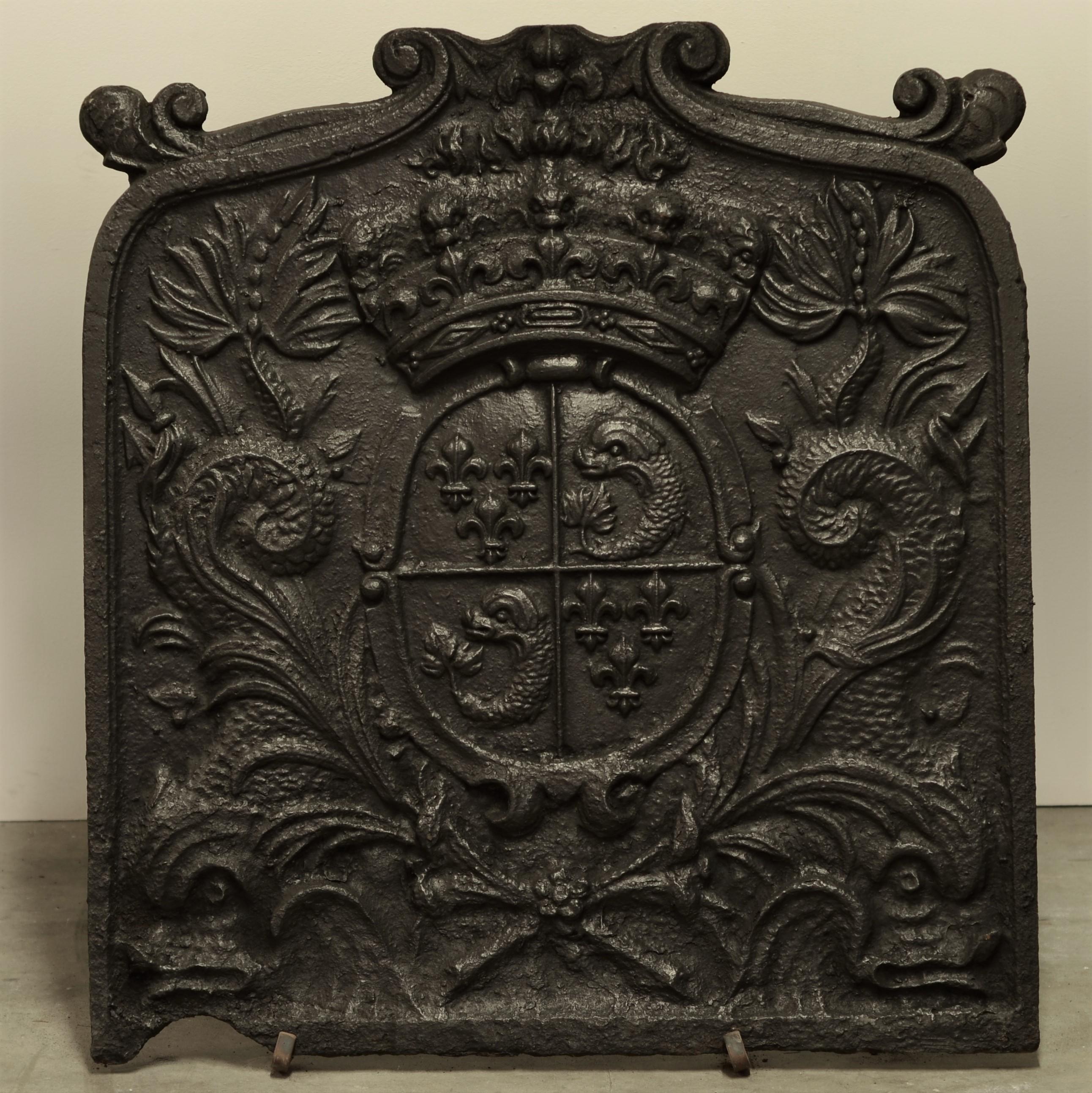 Antique fireback / backsplash

Nice 19th century French Napoleon III fireback / backsplash showing the coat of arms of the House of Bourbon. This royal French family was a major dynasty in Europe. 

Beautiful original condition, left bottom has