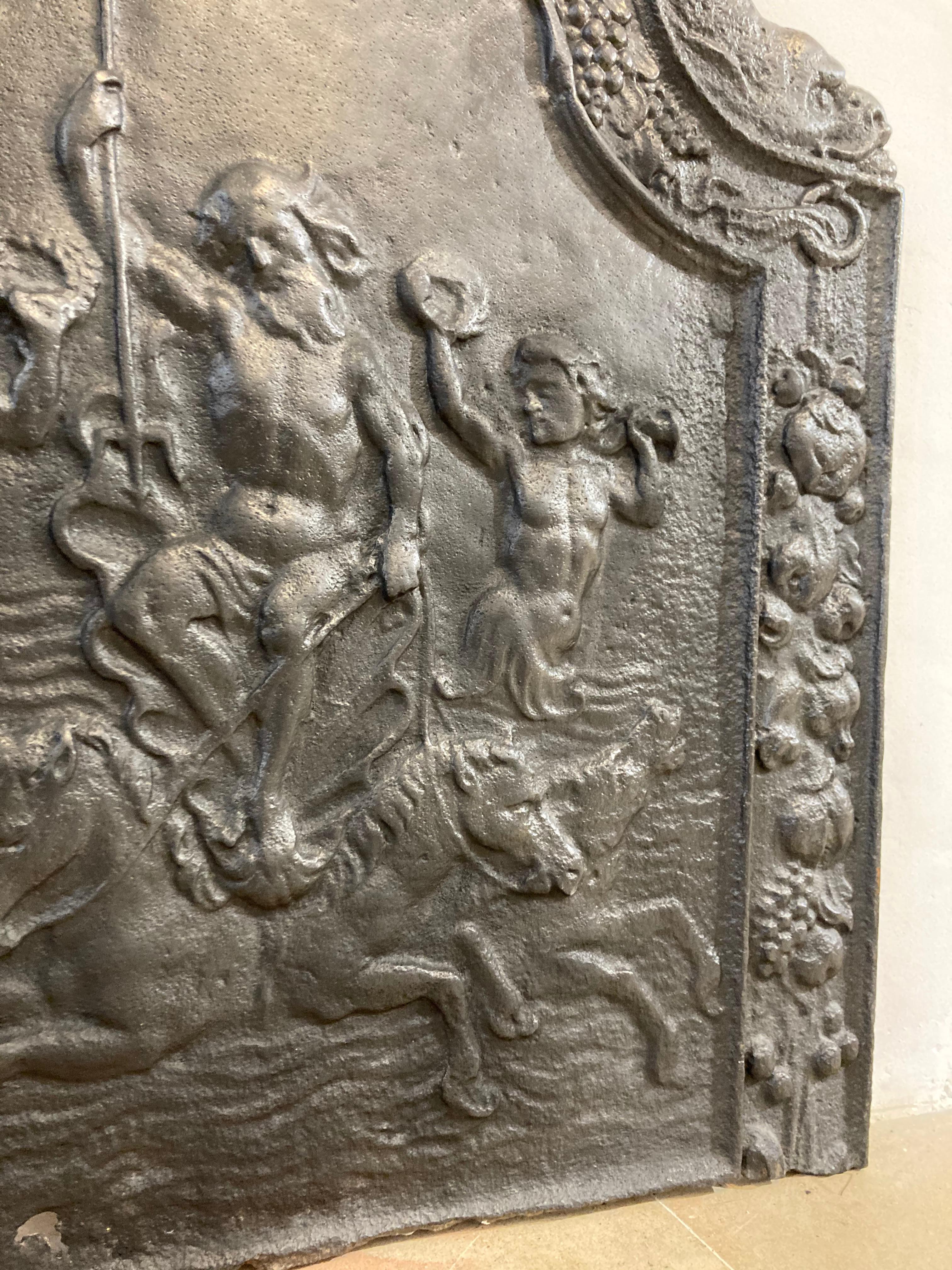 Antike antike Kaminplatte / Rückwand mit Poseidon-Druck (Louis XV.) im Angebot