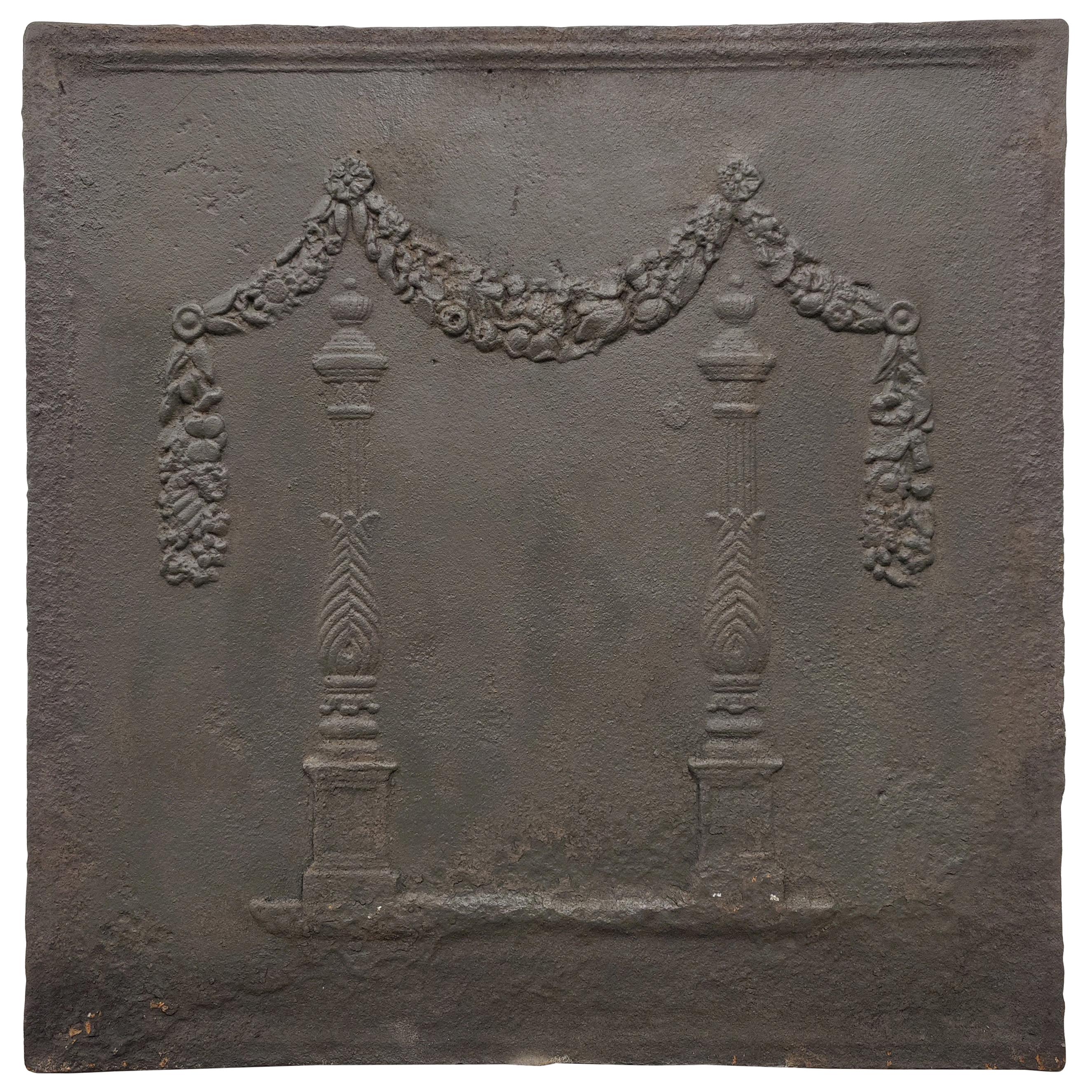 Antiker antiker Kaminschirm / Rückwand, zwei Säulen unter drapiertem Lorbeerkranz