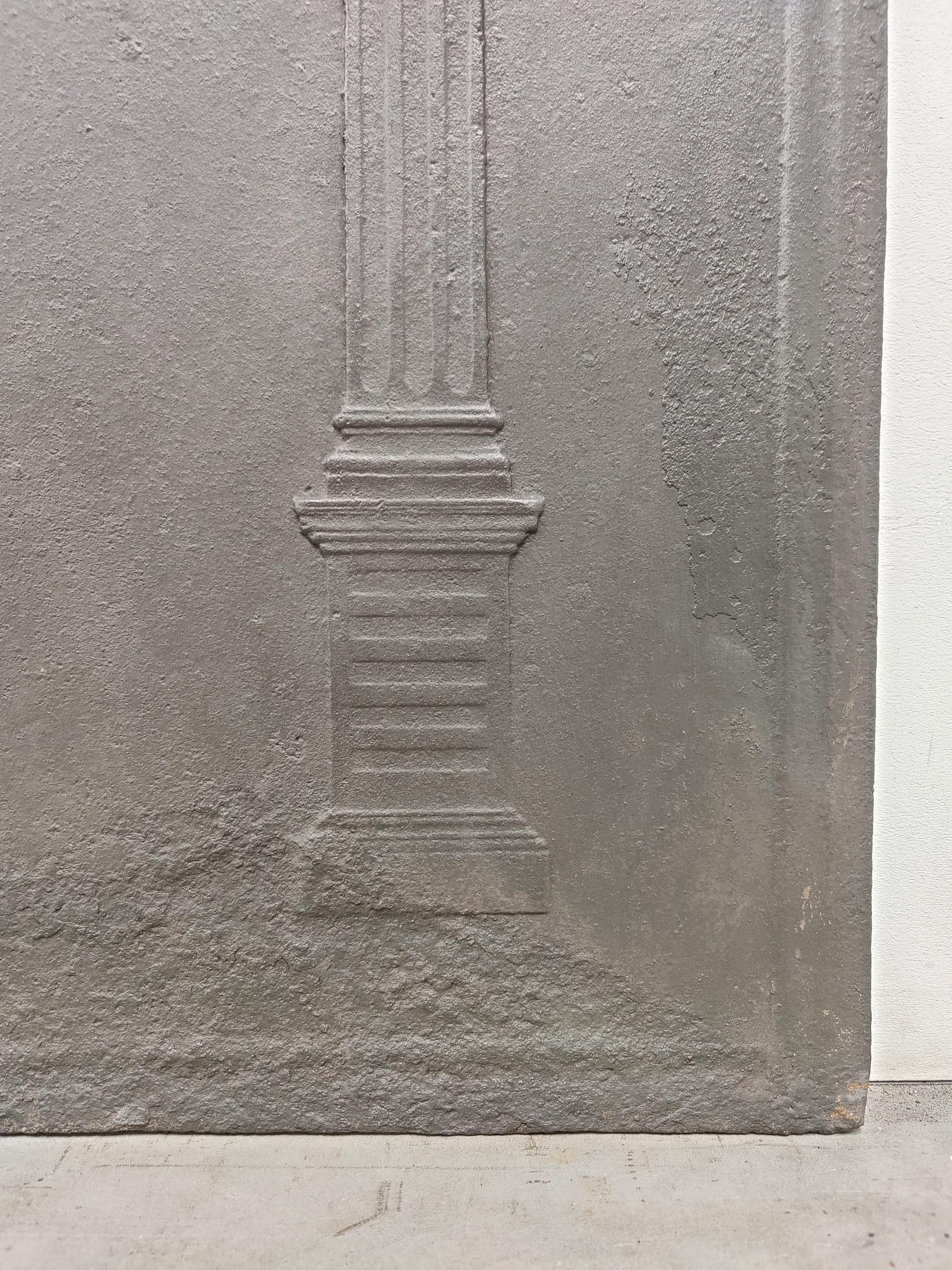 Antike antike Kaminplatte / Rückwand, zwei große Säulen (19. Jahrhundert) im Angebot