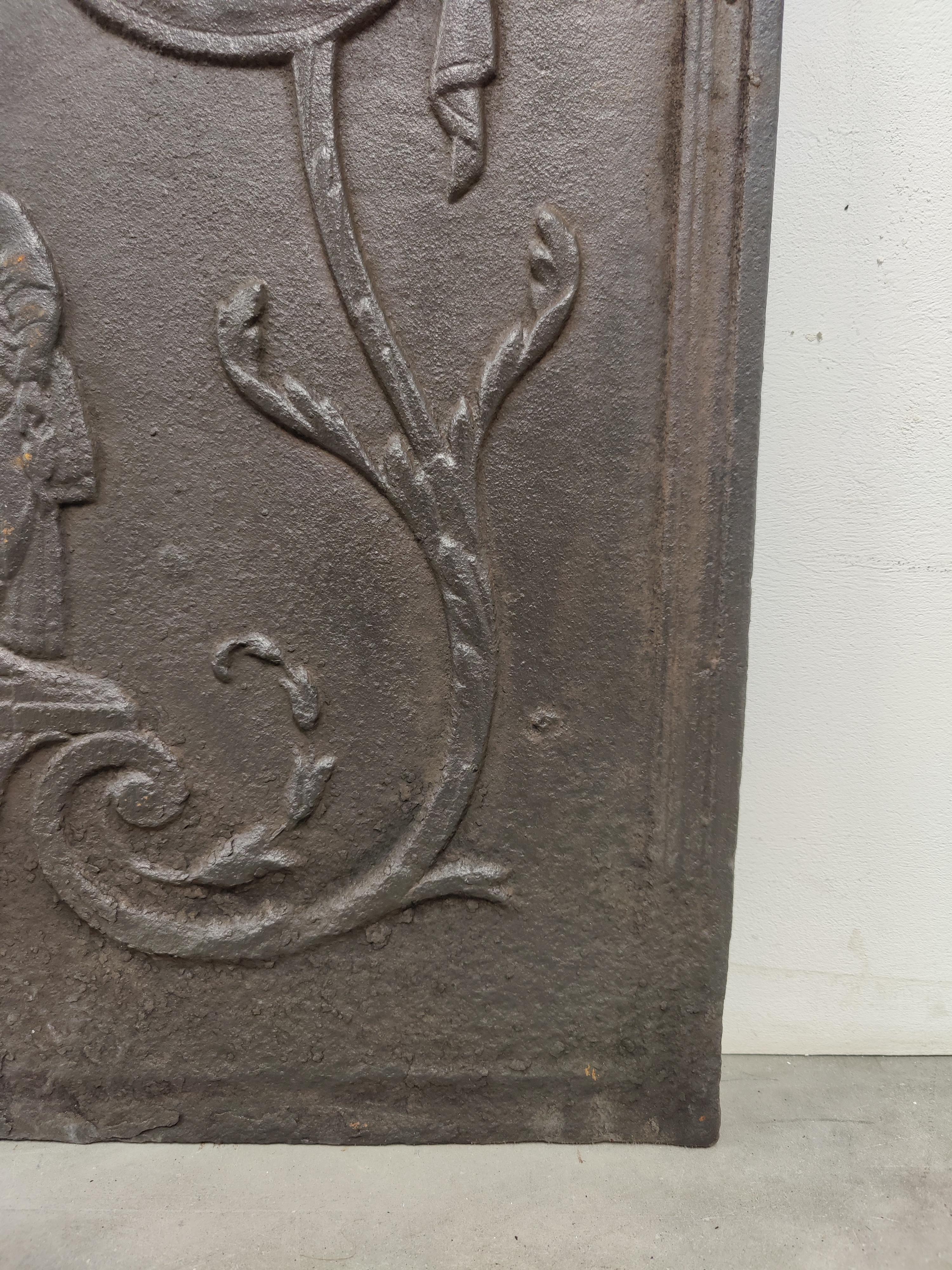 Victorien Plaque de cheminée ancienne / crémaillère arrière, femme tenant un panier en vente